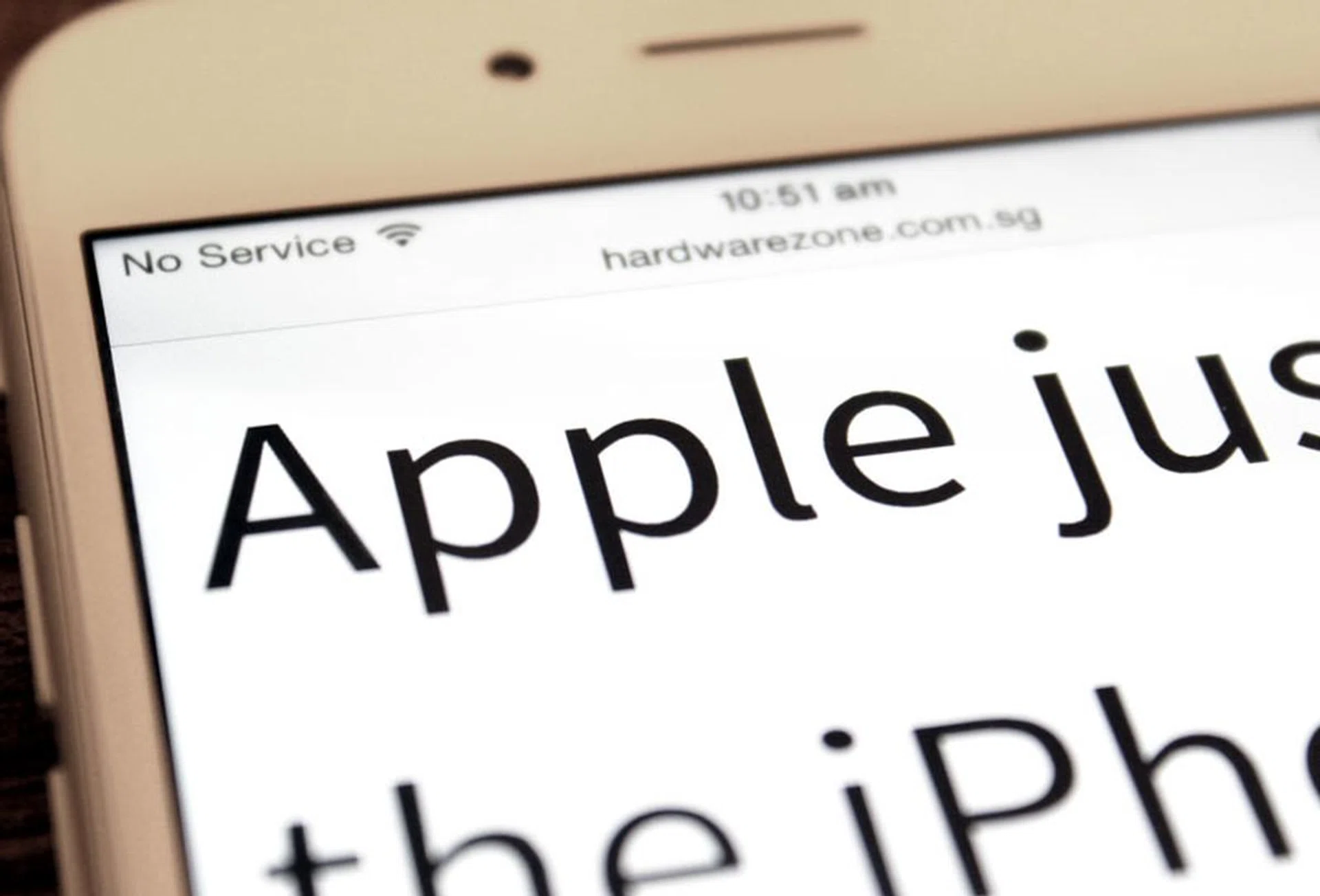 Even really close up, you can only barely start to make out some jagged edges on the 6's display.