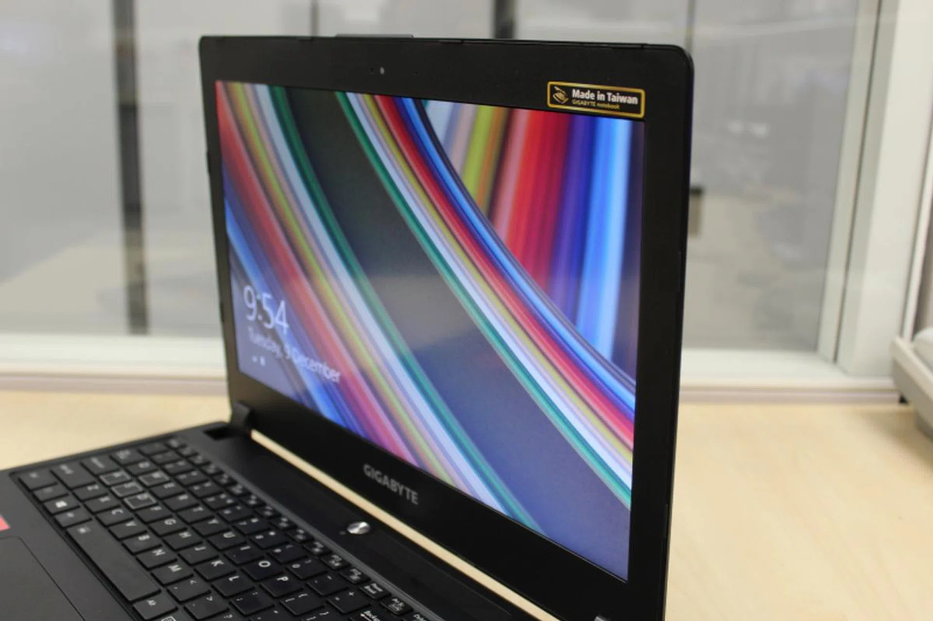 The WQHD+ display has a wide viewing angle, allowing you to have a clear view of the screen even from the sides.