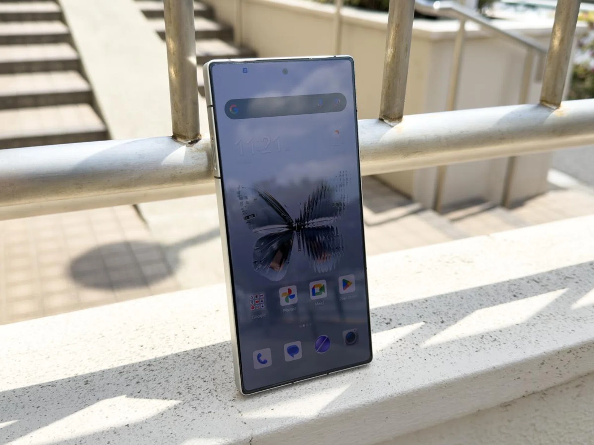 Legible under bright sunlight. Photo: HWZ.