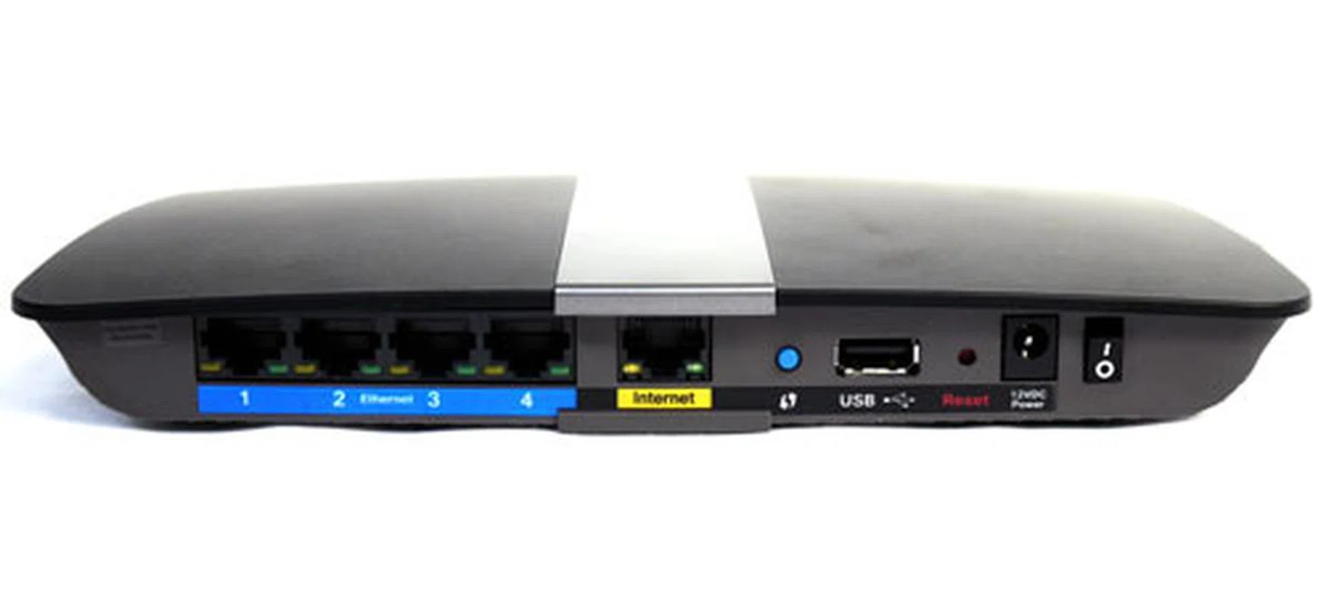 While Linksys' design may seem a little unconventional, the router's back panel is anything but. Four Gigabit LAN ports were found on the far left, followed by a Gigabit WAN slot for your modem. Apart from its USB and WPS options, the E4200 also features a power rocker on the extreme right. 