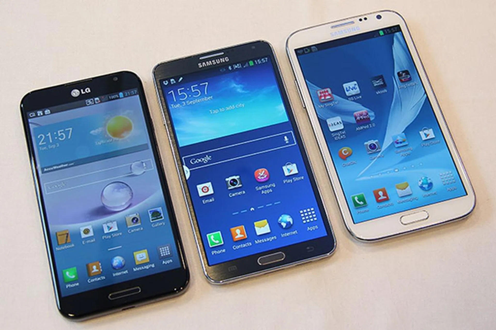 A snapshot of the 5.7-inch Galaxy Note 3 (center) beside the 5.5-inch Note II and the LG Optimus G Pro. Notice the Note 3's bezel is thinner than the Note II's.