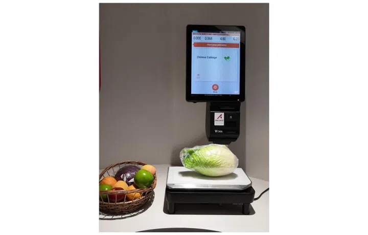 This weighing scale comes with a built-in AI system to speed things along in a supermarket instead of requiring human input to identify products first.