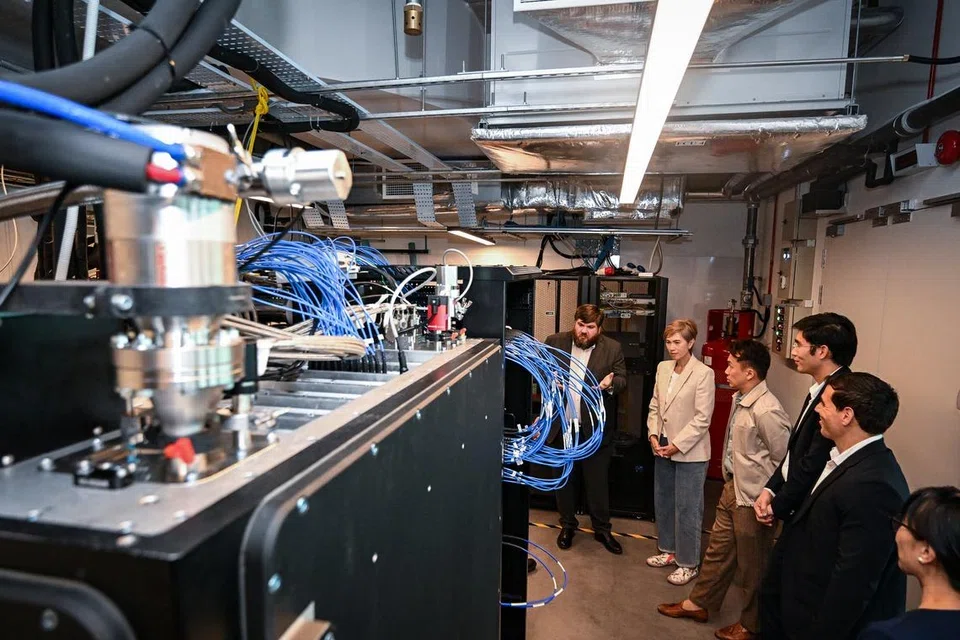 Image of Minister for Digital Development and Information Josephine Teo viewing Horizon Quantum’s new quantum computer, with company founder and chief executive Joe Fitzsimons