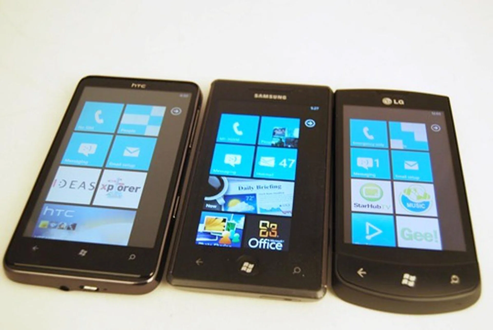 You can't really see the difference here, but the Super AMOLED screen on the Omnia 7 showed stronger contrast and had better viewing angles compared to the HTC HD7 and the LG Optimus 7.