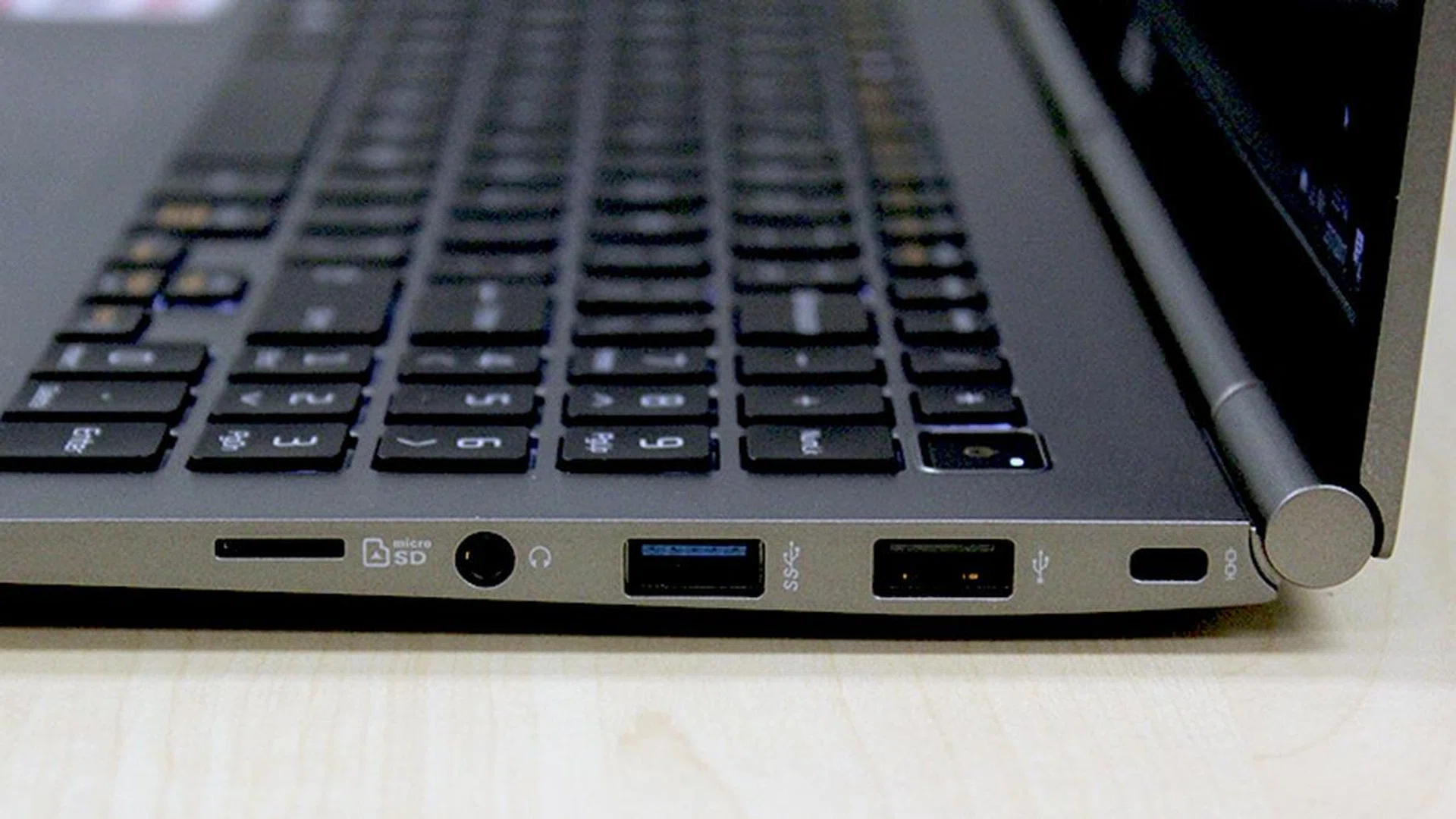 On the right of the gram 15 is a microSD card reader, a 3.5mm audio jack, a USB 3.0 port, a USB 2.0 port, and a Kensington lock slot.