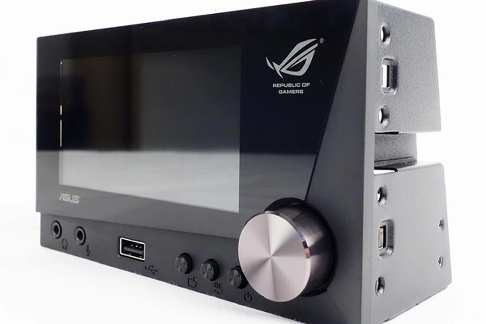 The ASUS ROG Front Base is a control panel that allows the user to control chassis cooling fans. At the same time, the user can monitor the system status such as CPU and motherboard temperatures.