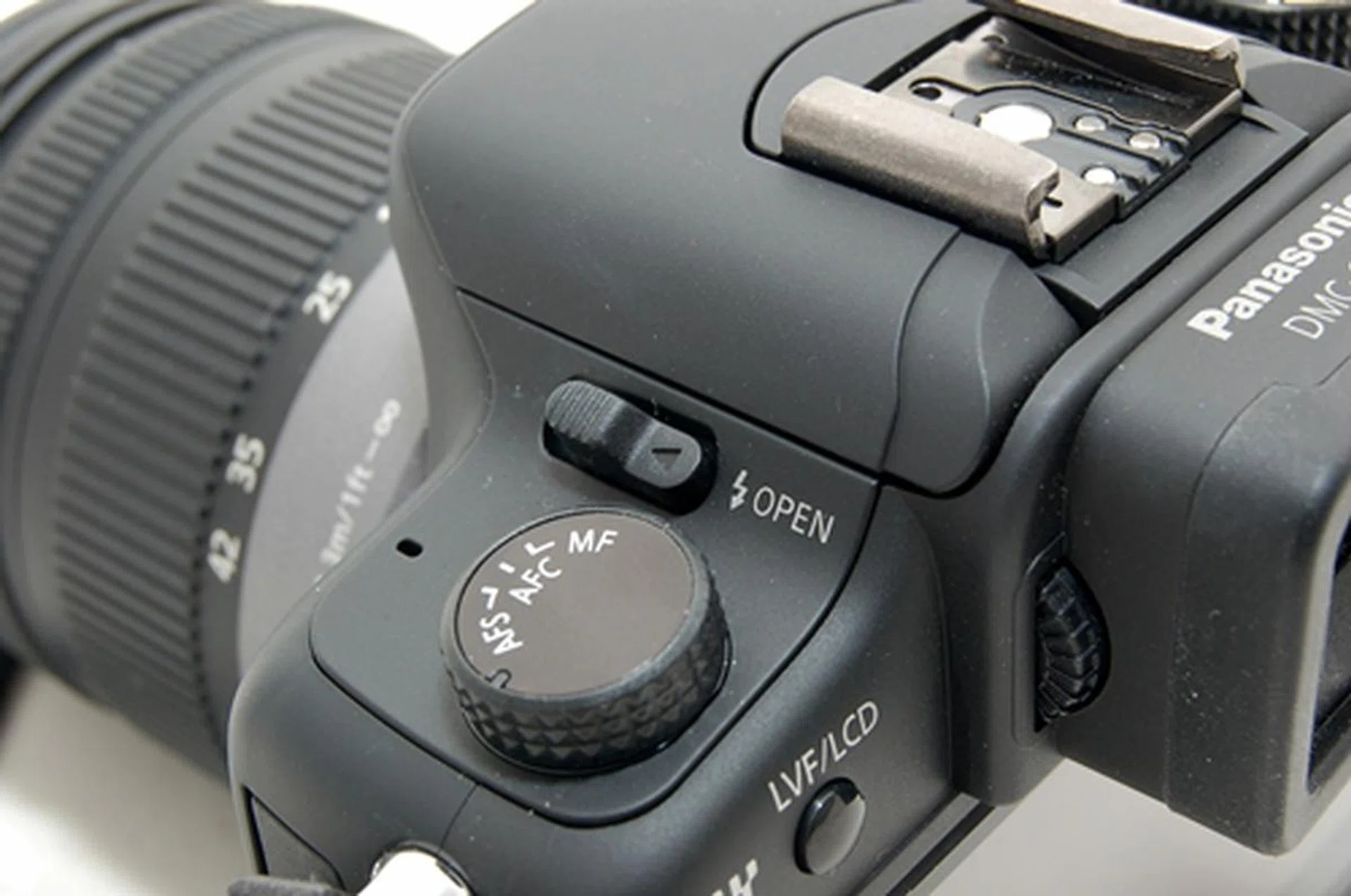 On the left - those who are used to the usual press button for the pop-up flash might find the G10's slide-up button a hassle. Often, our thumbs got in the way of the flash as the button is built way too close to it and as such, users with bigger thumbs might find this a real nuisance. There's also a dial here that allows users to easily switch from AFS, to AFC or MF mode.