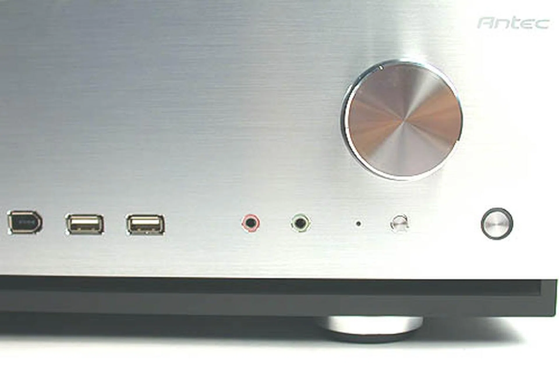 The ports include a couple of USB2.0 ports, a FireWire, audio and microphone jacks and the standard Reset and Power buttons. 