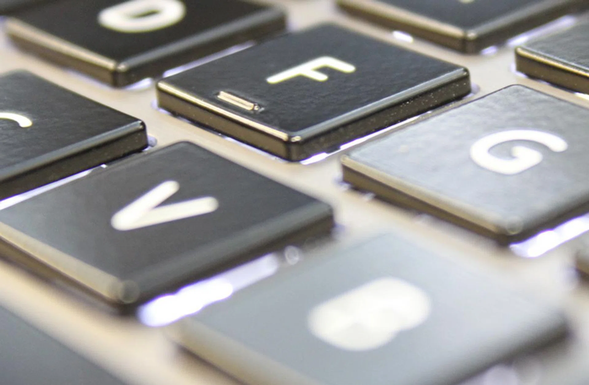 The back-lit chiclet style keys are quite shallow, especially for a 15.6-inch notebook. However they still have a bit of resistance which gives you some feedback while typing. 