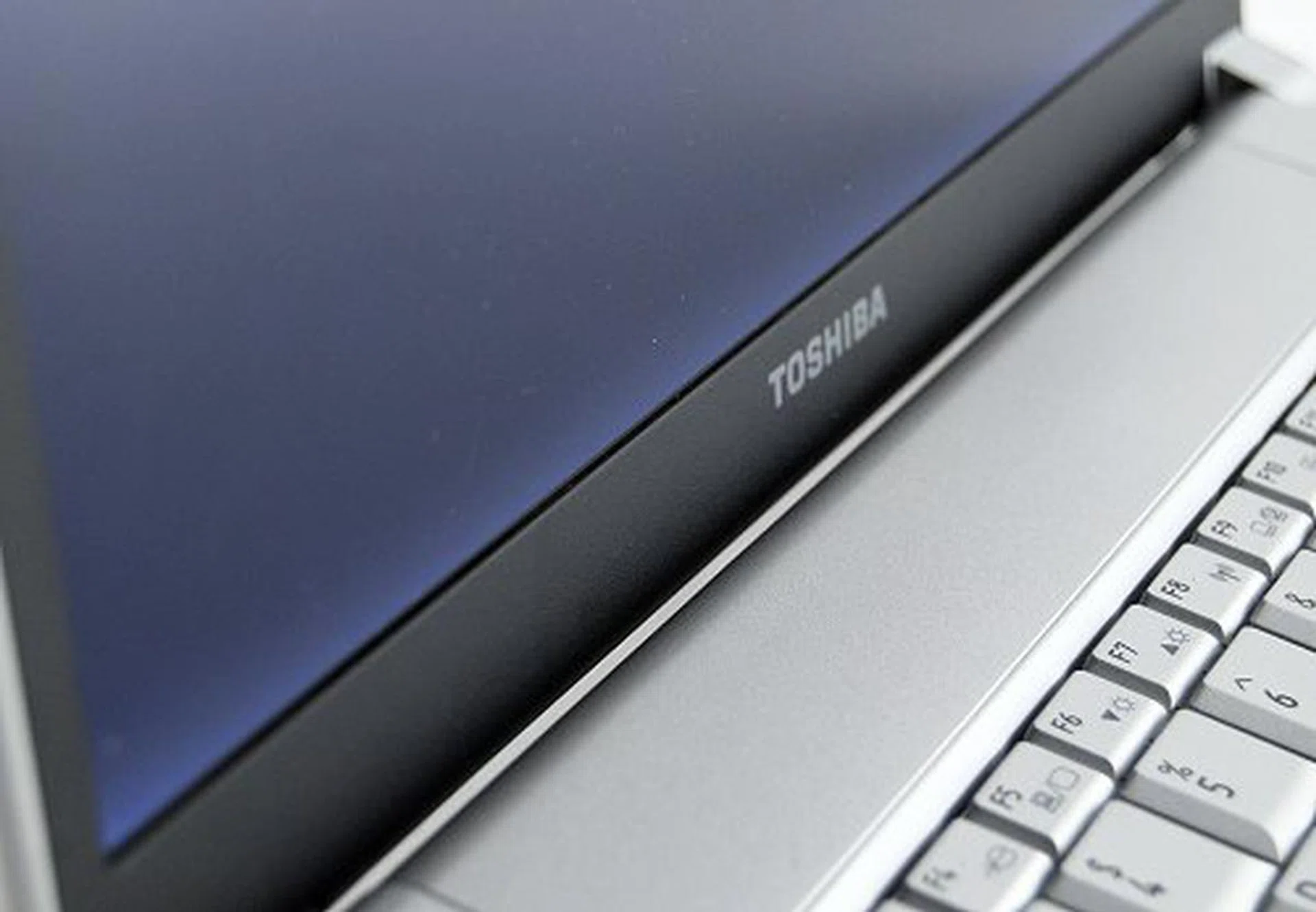 Toshiba Portege R600: Defying Gravity | HardwareZone Singapore