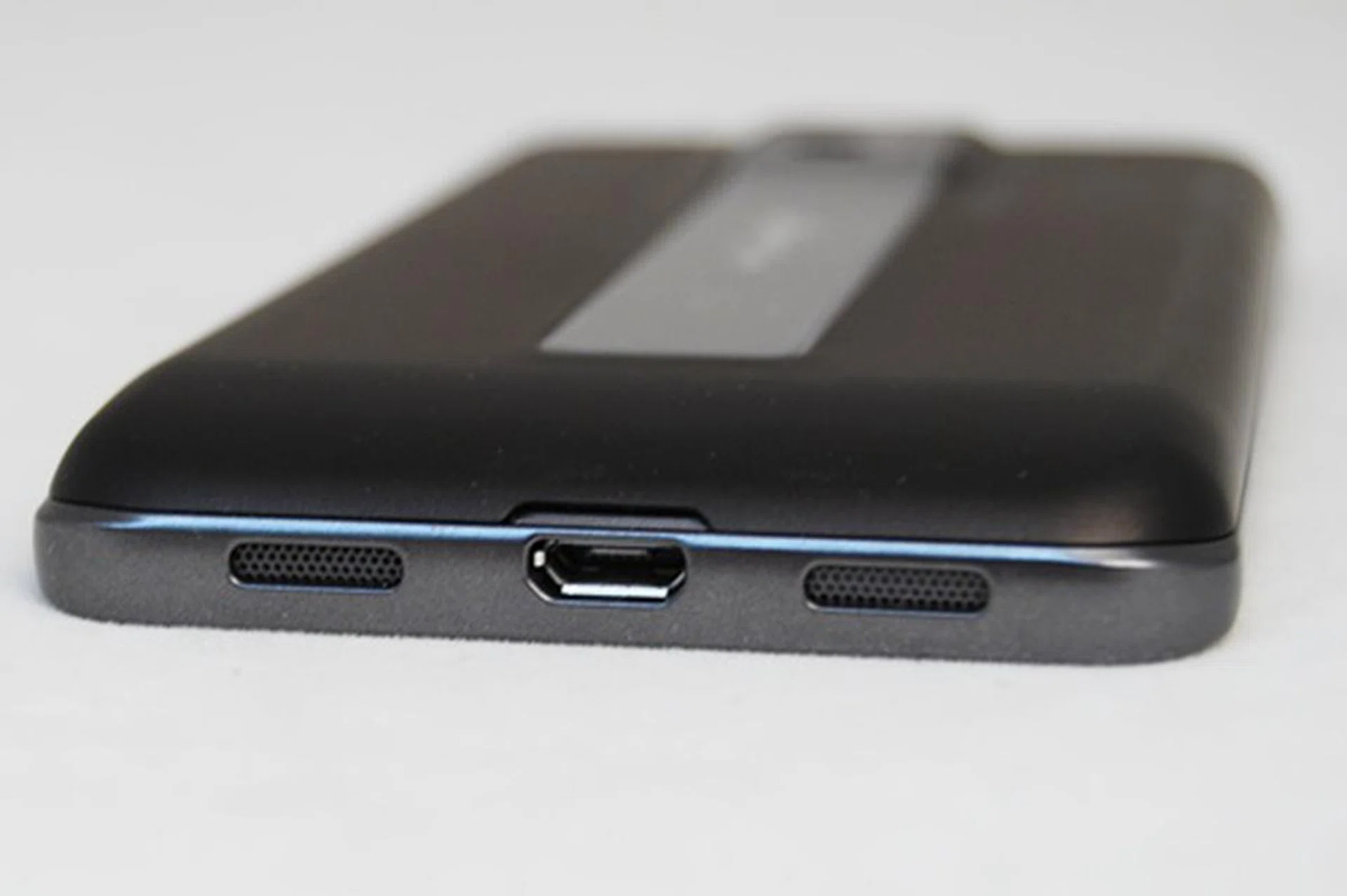 The bottom is kept sparse, with a single micro-USB port that's found neatly lined alongside two more speakers, supposedly for better spatial sound.