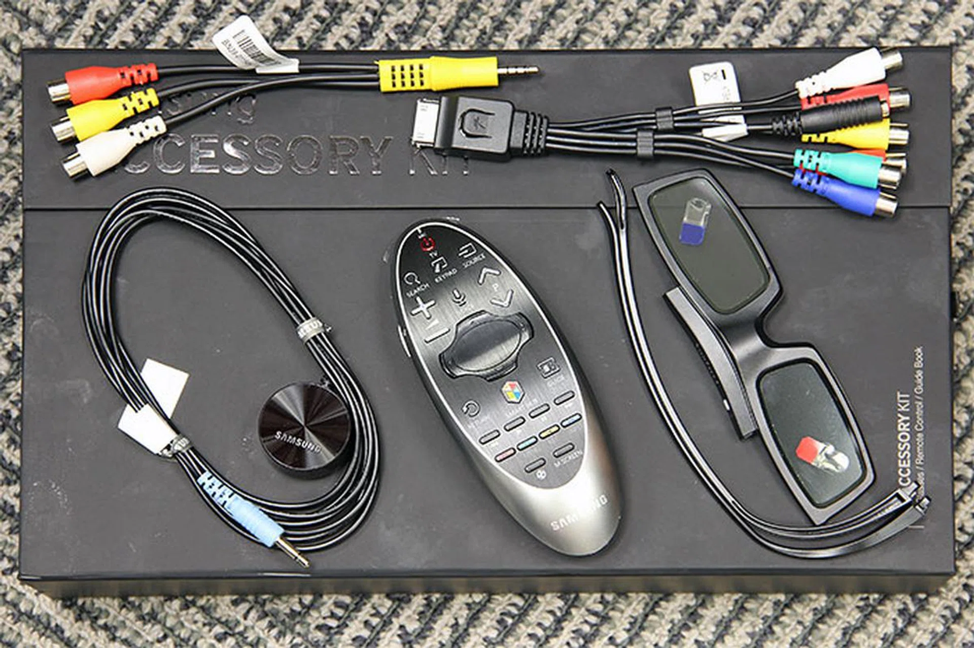 The accessory kit box that comes with the HU9000 is much nicer...