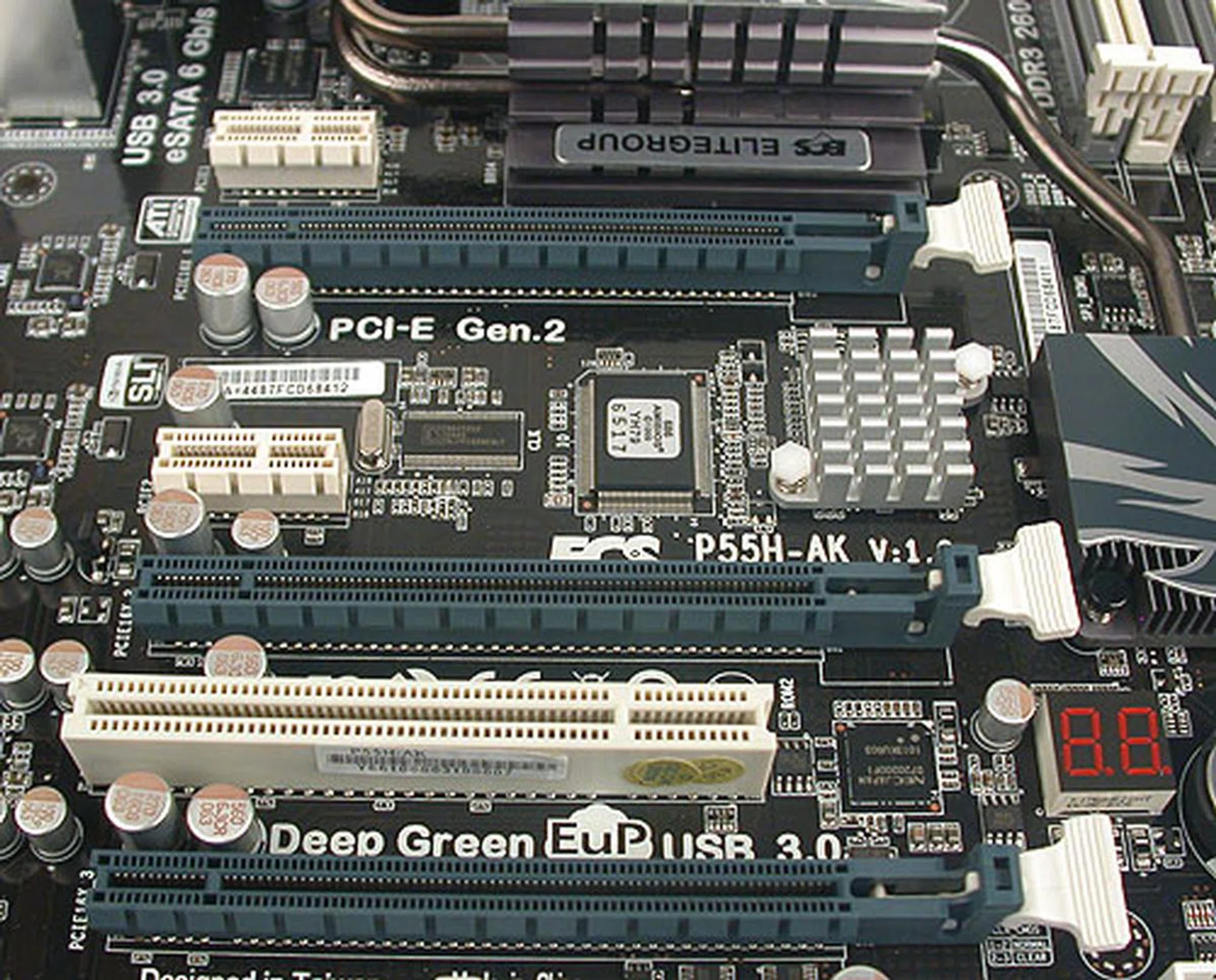 The three PCIe 2.0 x16 slots for the graphics cards are spaced such that dual-slot cards can fit easily, though it usually means that the neighboring slots will be blocked. The graphics slots also have a simple locking mechanism that makes the cards rather easy to remove without too much fumbling.