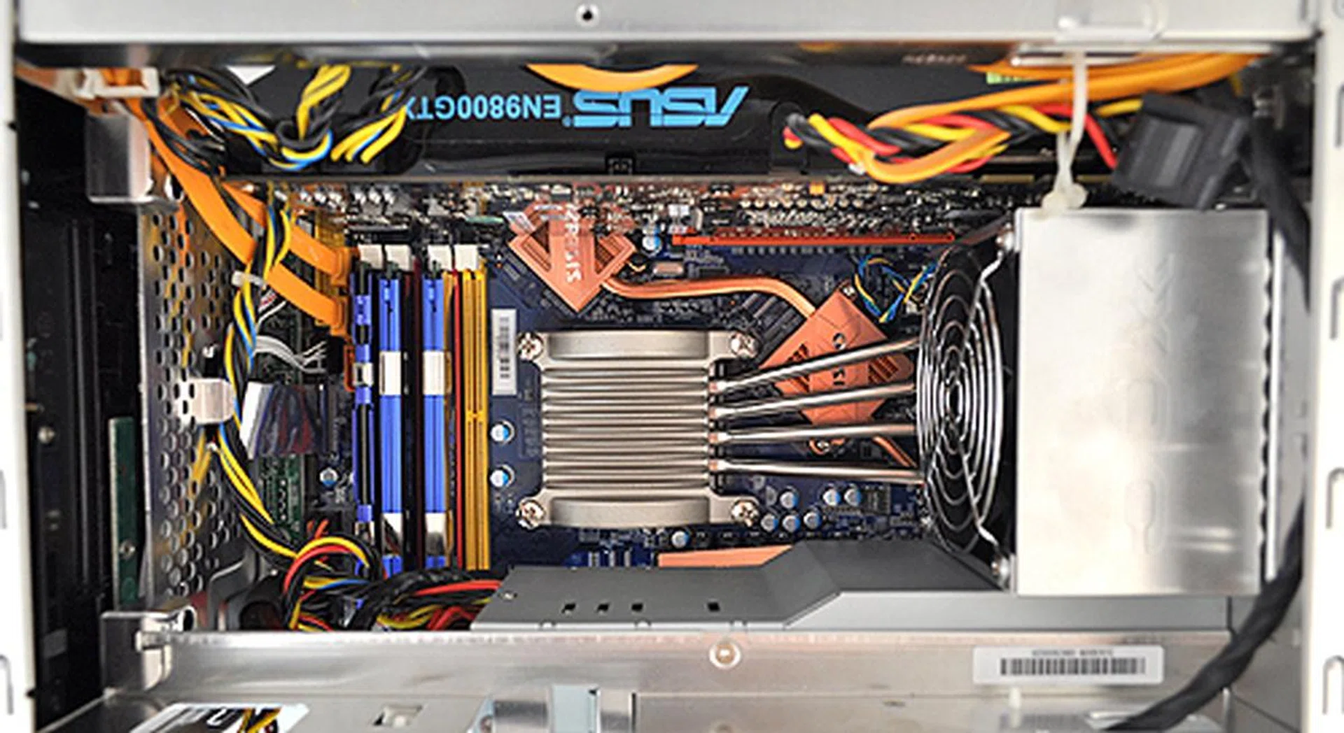 Removing the HDD rack, this is what we see. Yes, as you can see, it's really cramped.