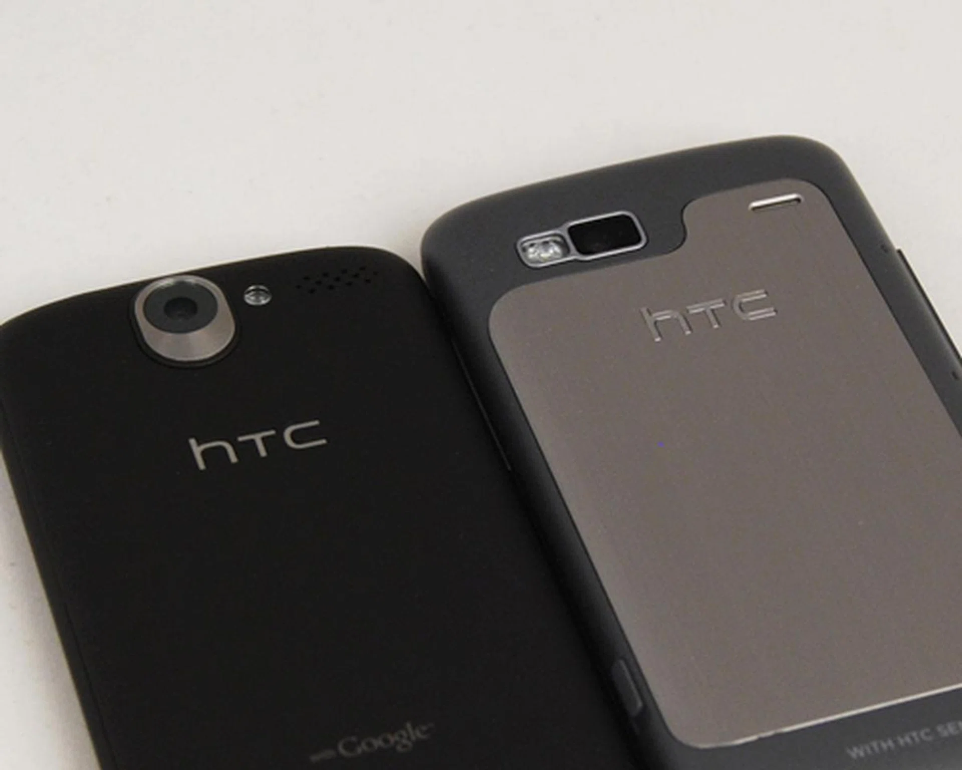 Except for its 720p video recording capabilities, the Desire Z shares the same 5-megapixel camera with autofocus and LED flash as seen on the Desire.