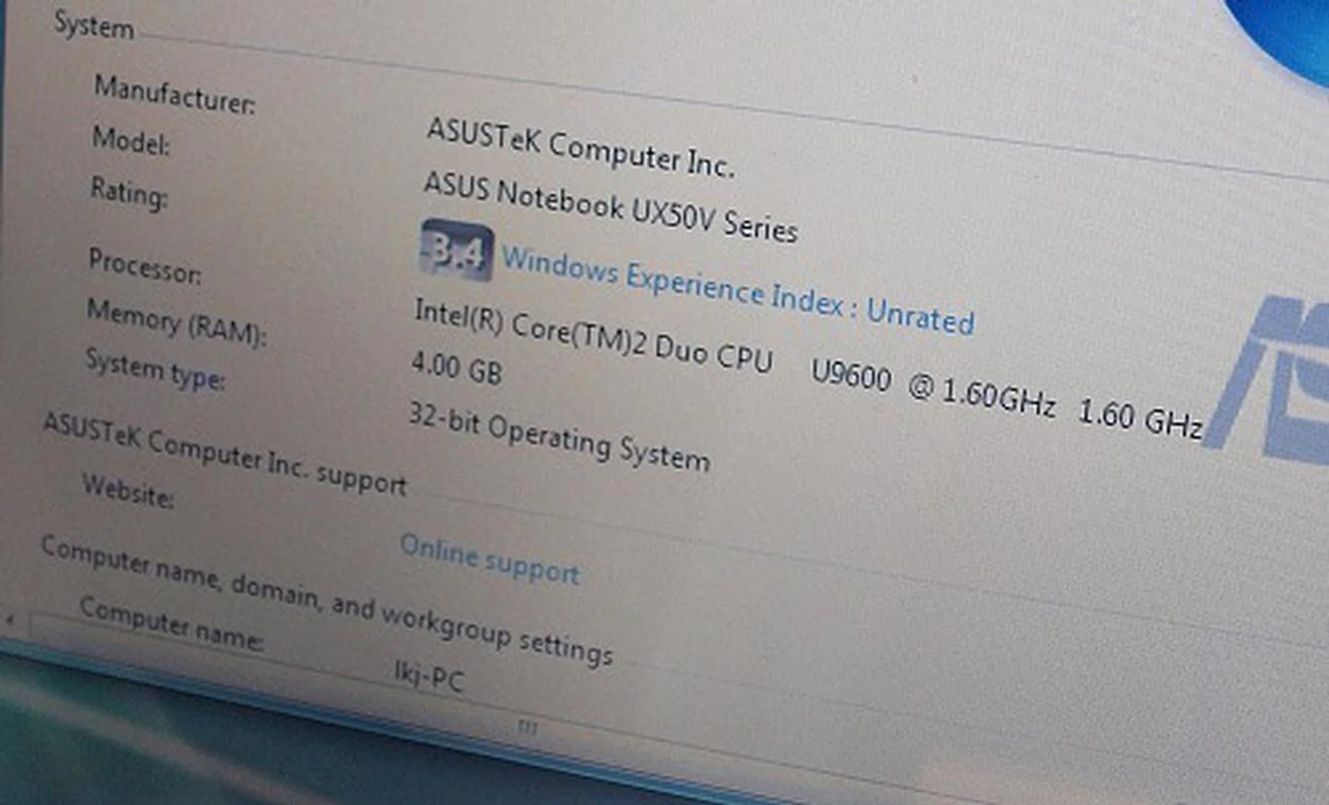  A close-up on the basic system specs of the UX50. The Core 2 Duo U9600 is one we've not encountered yet, but we guess that's going to be a norm in a few months.  