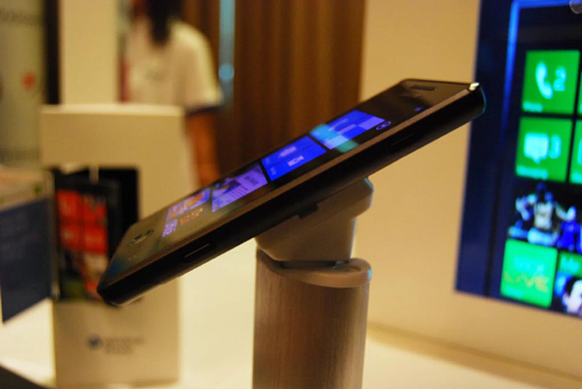 While it comes with ample screen space, the Omnia 7 still showcases a slim profile not unlike the Samsung Galaxy S.