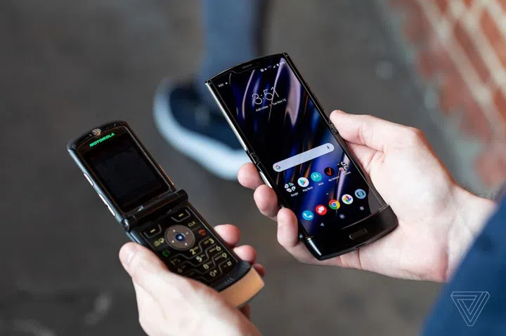 The 2004 Motorola Razr (left) and the 2019 Motorola Razr (right). <br>Image source: The Verge