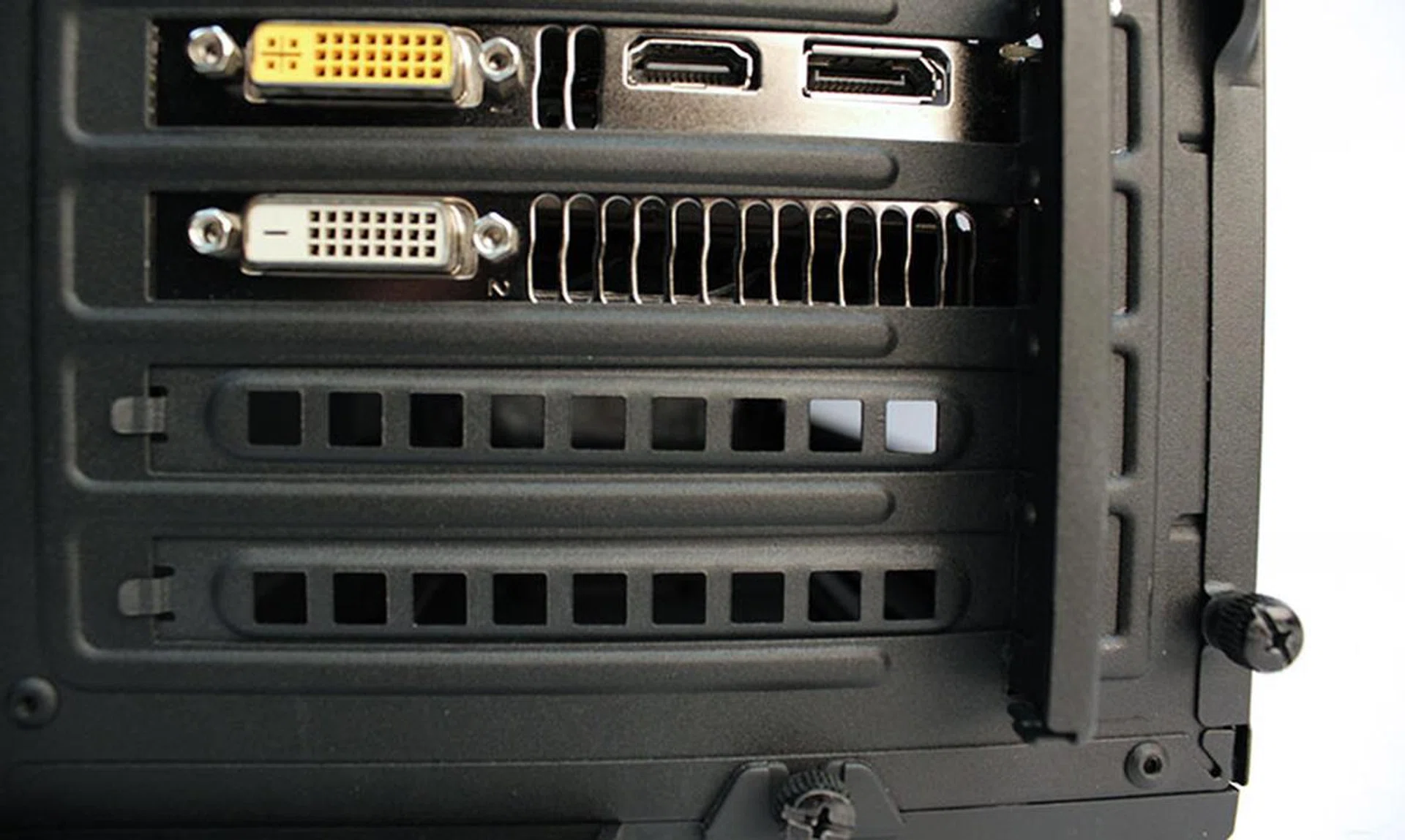 The dual-slot Zotac GeForce GTX 970 features one DVI-D port, one DVI-I port, one HDMI port, and one DisplayPort connector.