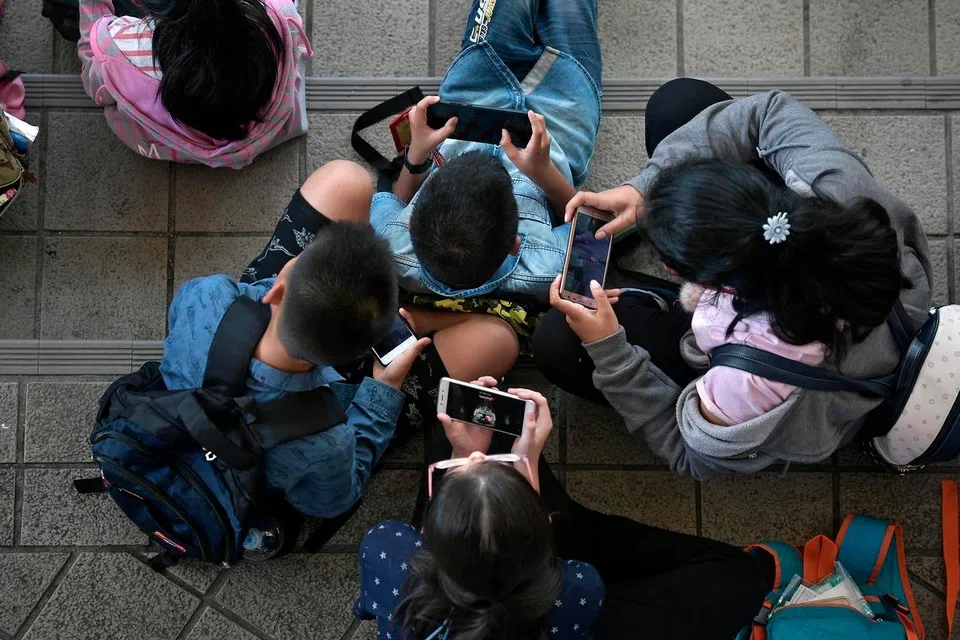 Image of school kids using phones