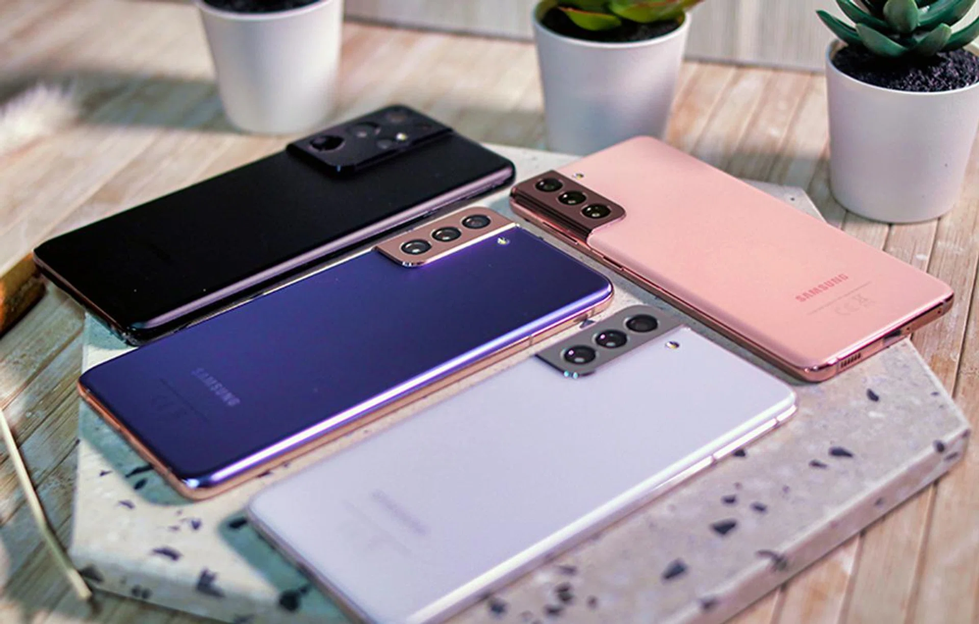 Samsung Galaxy S21 (top right and bottom right), Galaxy S21+ (middle), Galaxy S21 Ultra (top left).