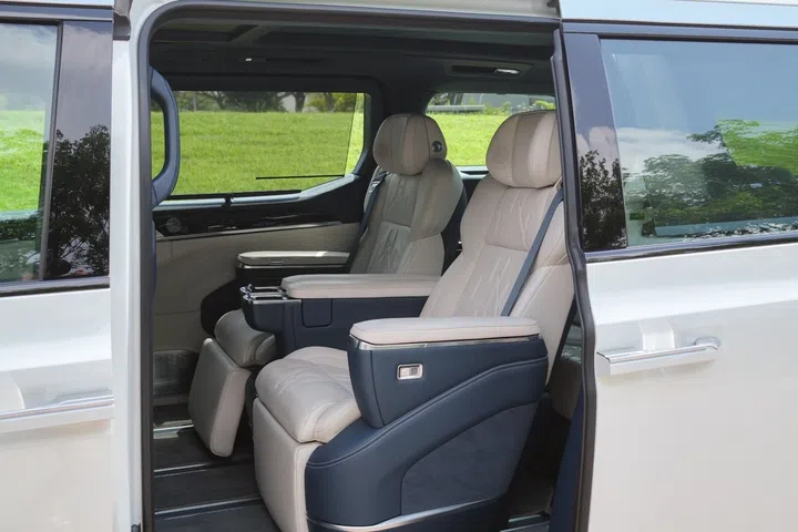 Zeekr 009 captain seats