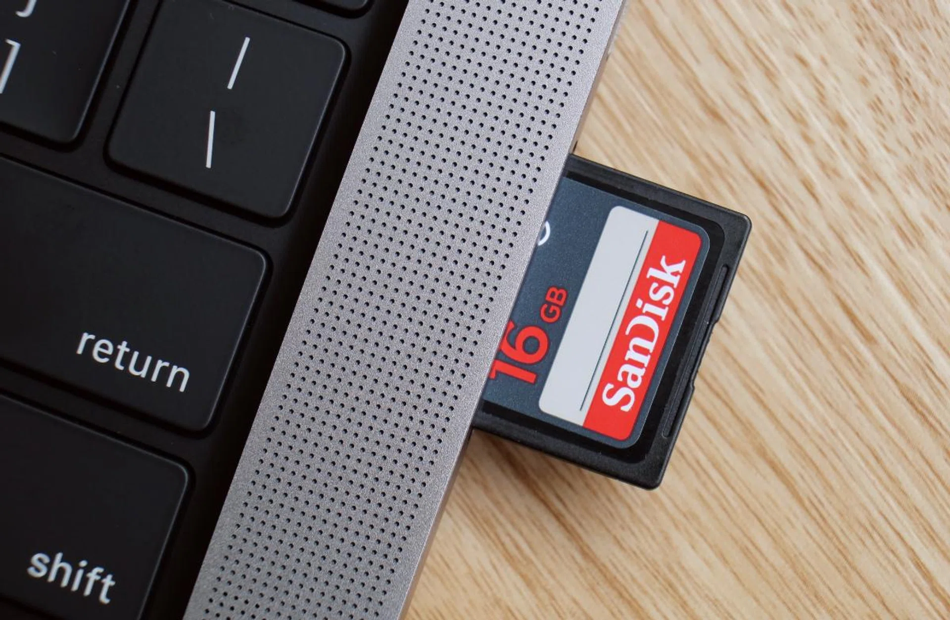 Yes, it reads SD cards.