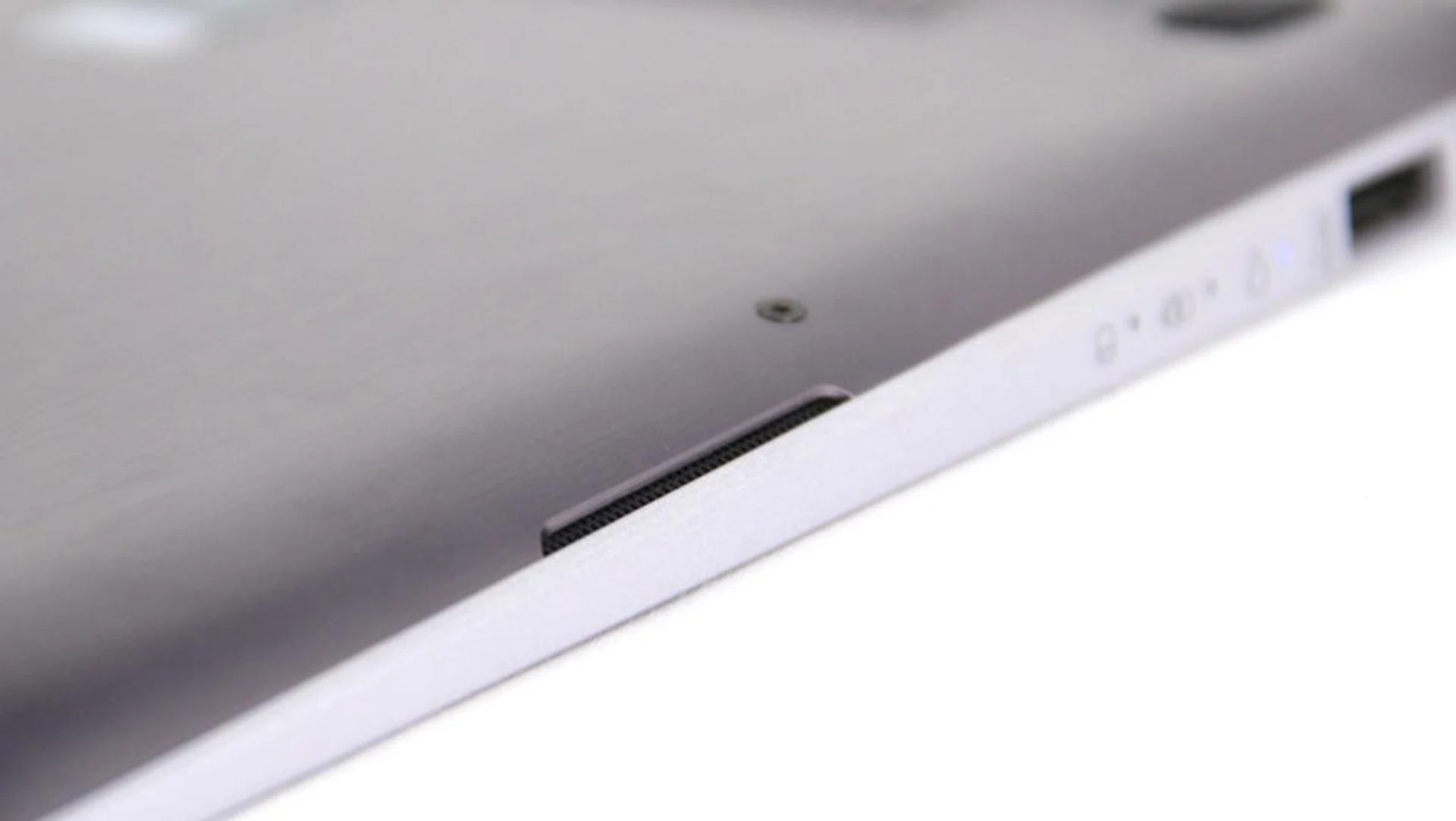 The B&O ICEPower branded speakers are loud and clear, but doesn't offer anything more than what other Ultrabooks typically deliver.