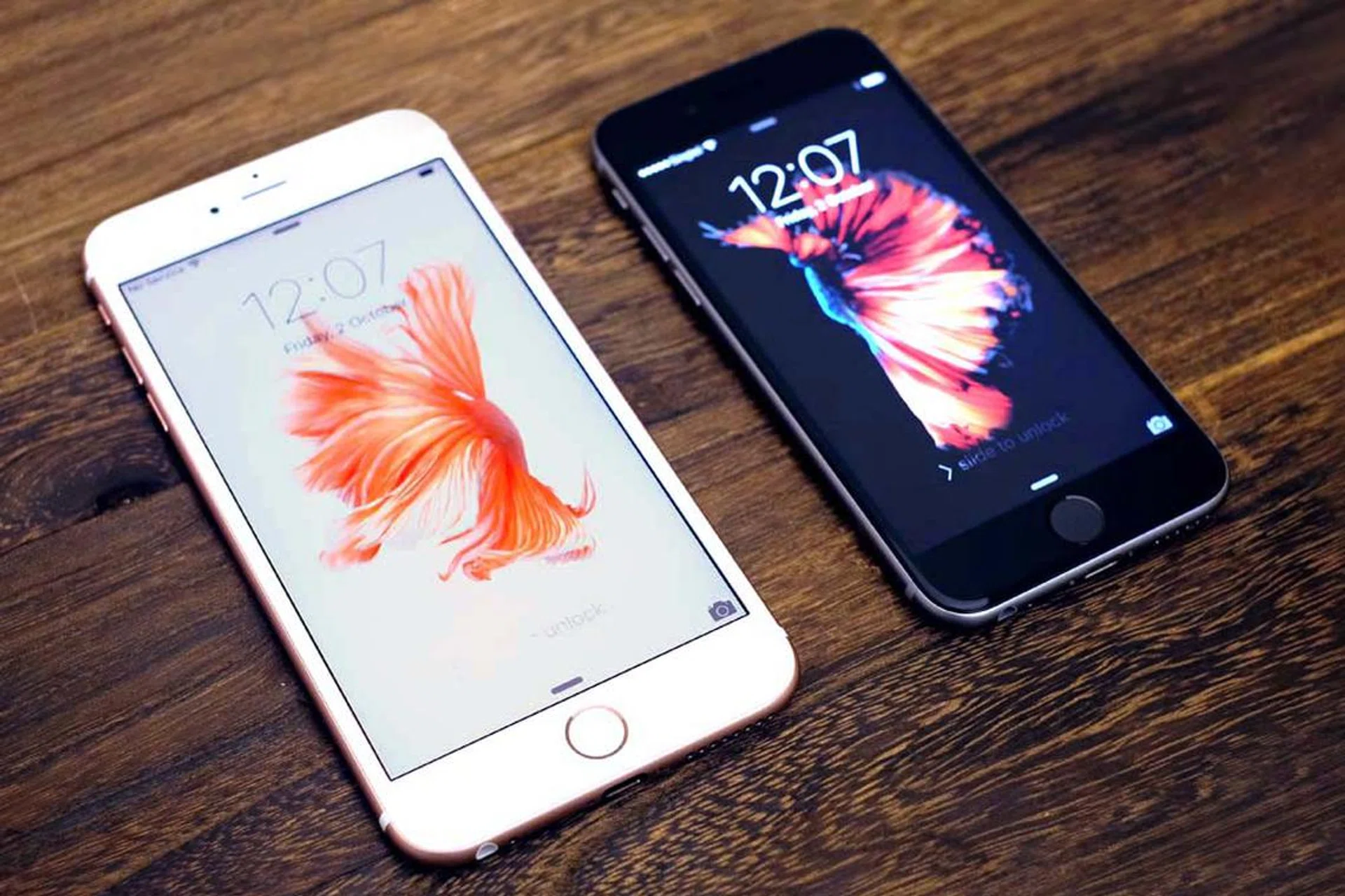 iPhone 6s Plus (on the left).