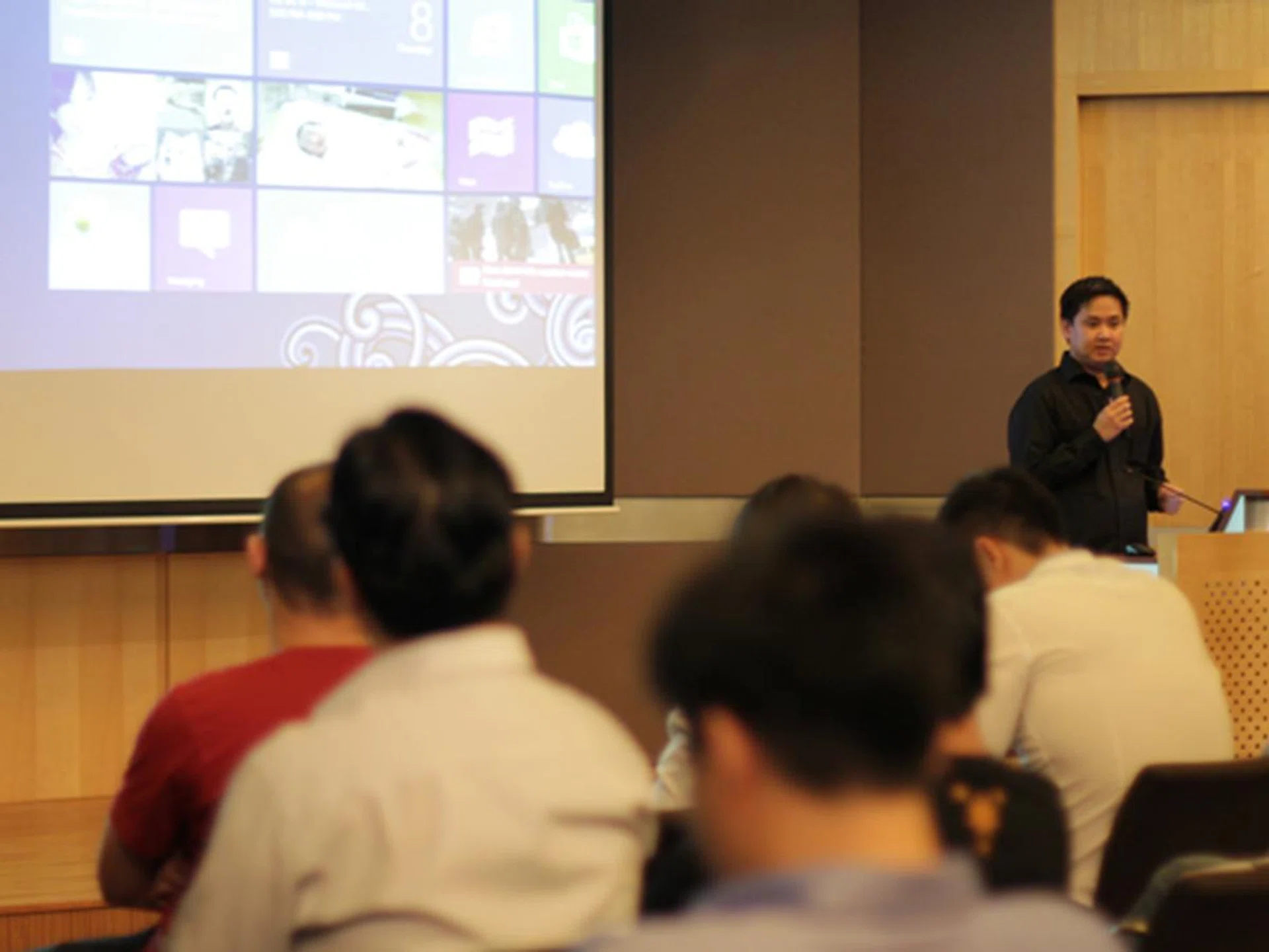 Chong Seng rounds up by pointing out some of the little tips and tricks that users can employ to master Windows 8. 