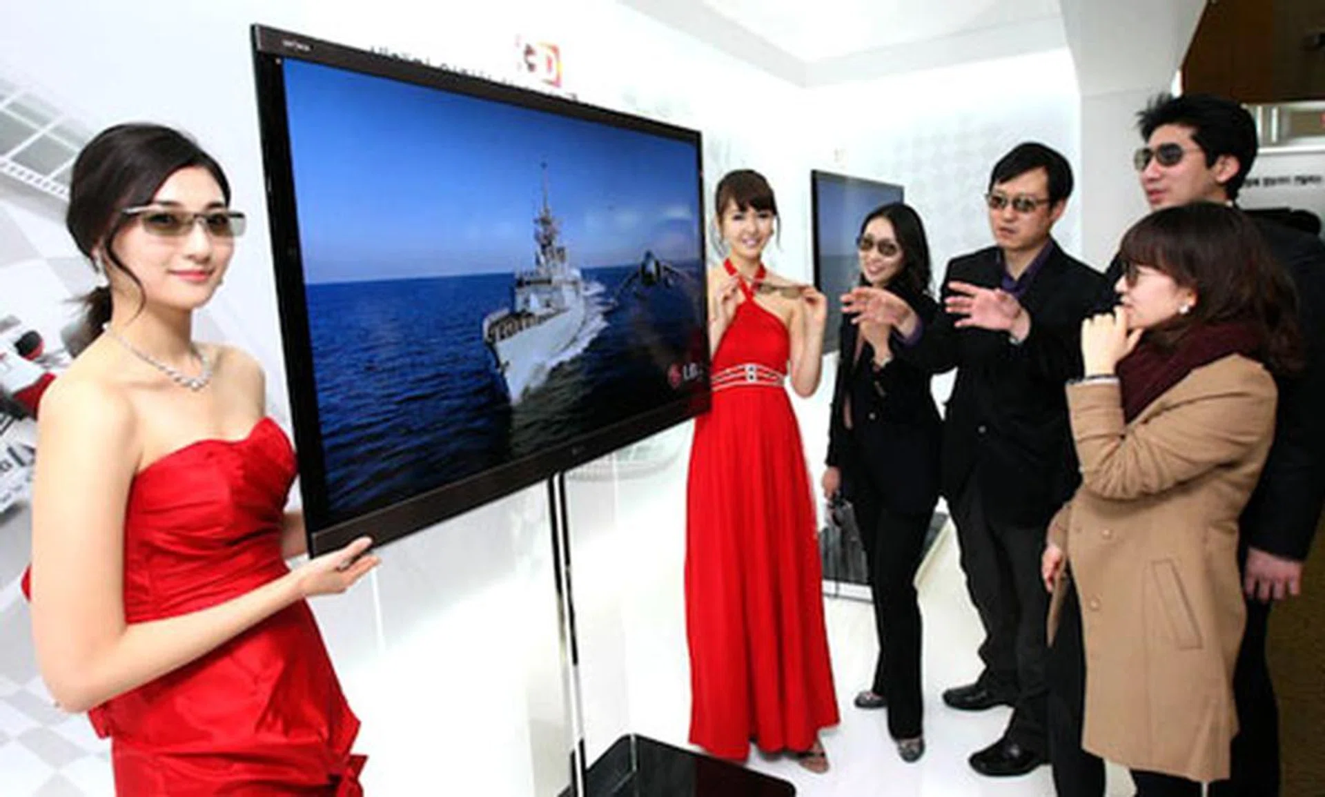 LG was one of the forerunners in the active-shutter camp when they joined the ranks of Samsung and Sony with their INFINIA series in 2010. This year, the Koreans changed their tune by introducing a line-up of passive 3D screen instead, otherwise known as their Cinema 3D series.  