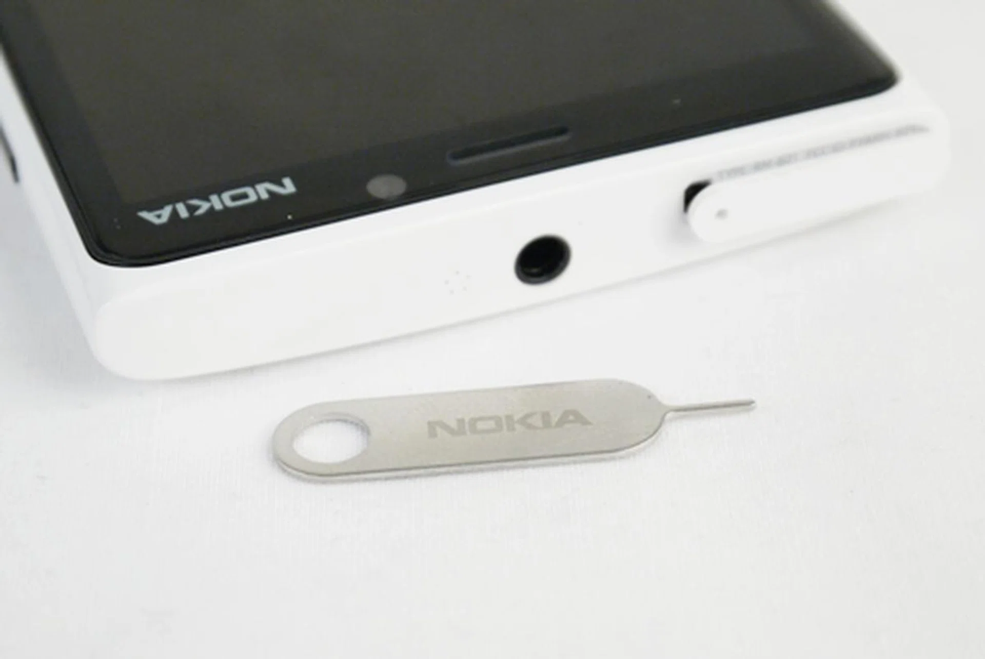 There's no way to remove the battery from the 920's compartment, so your MicroSIM card is housed on the top alongside a 3.5mm audio jack. Yep, there are no SD card options.