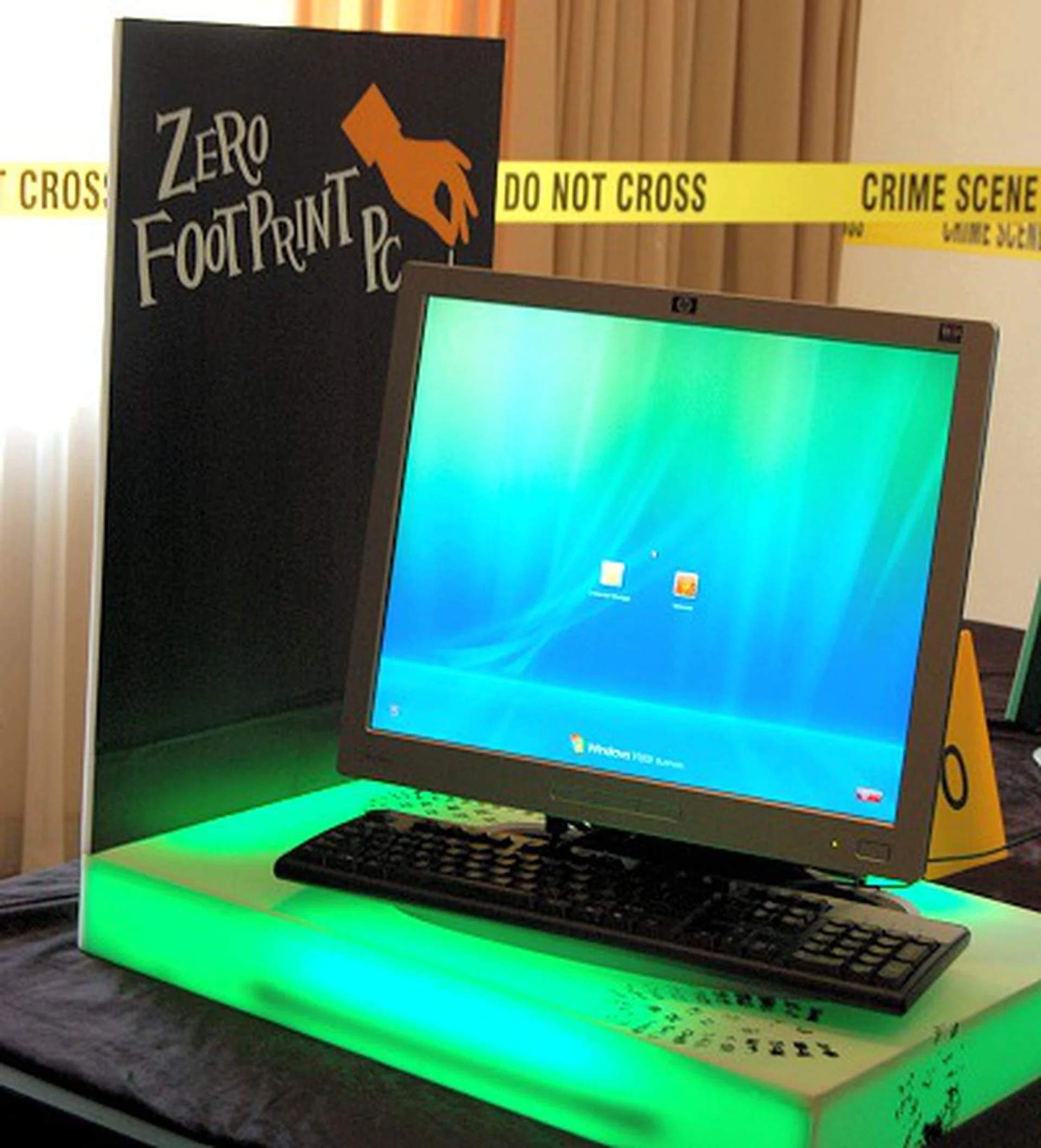  The HP Compaq dc7800 Ultra-slim desktop (USDT) PC is nicknamed zero-footprint PC for a very good reason...  