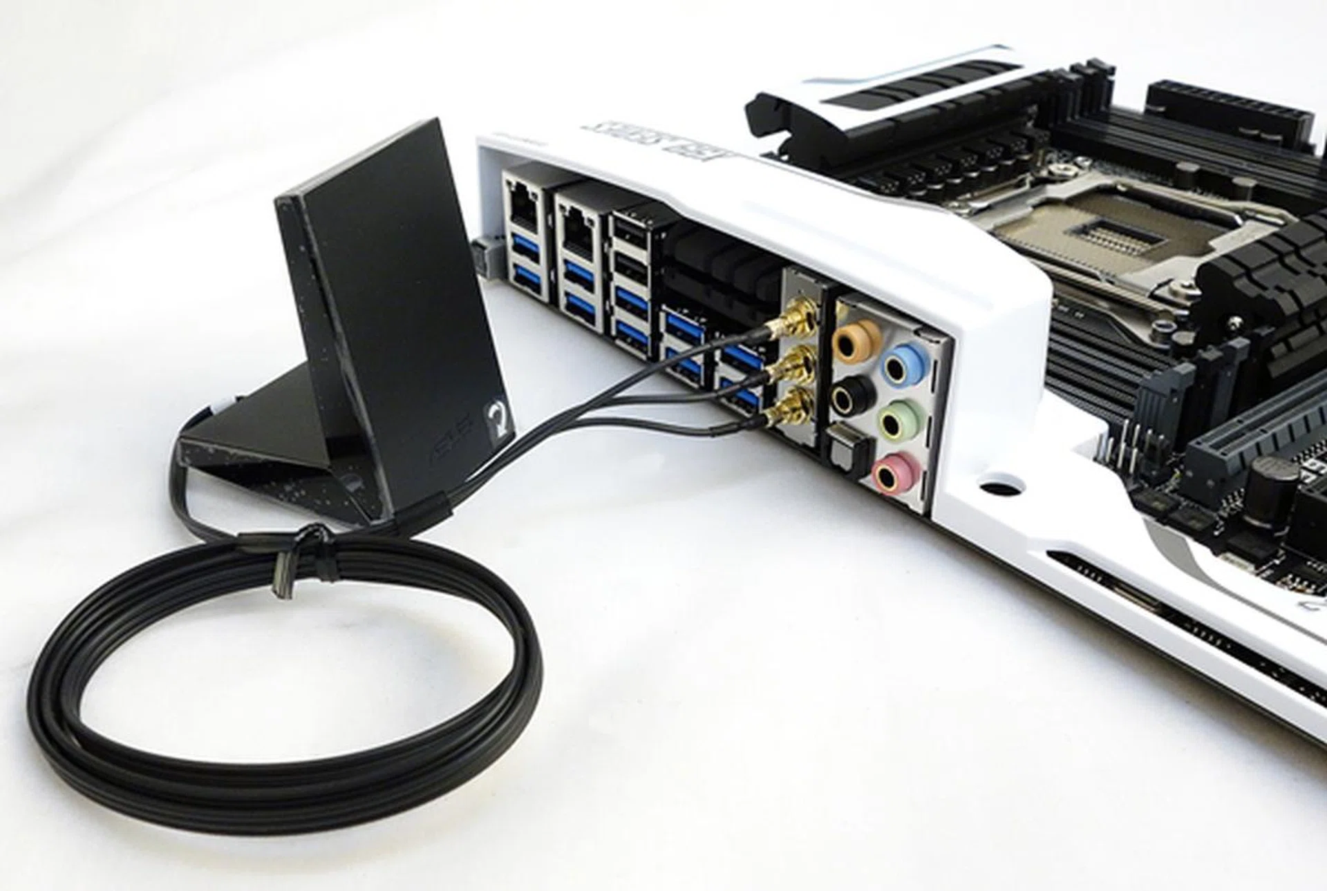 The 3T3R dual-band Wi-Fi antennas support a throughput rated up to 1300Mbps.