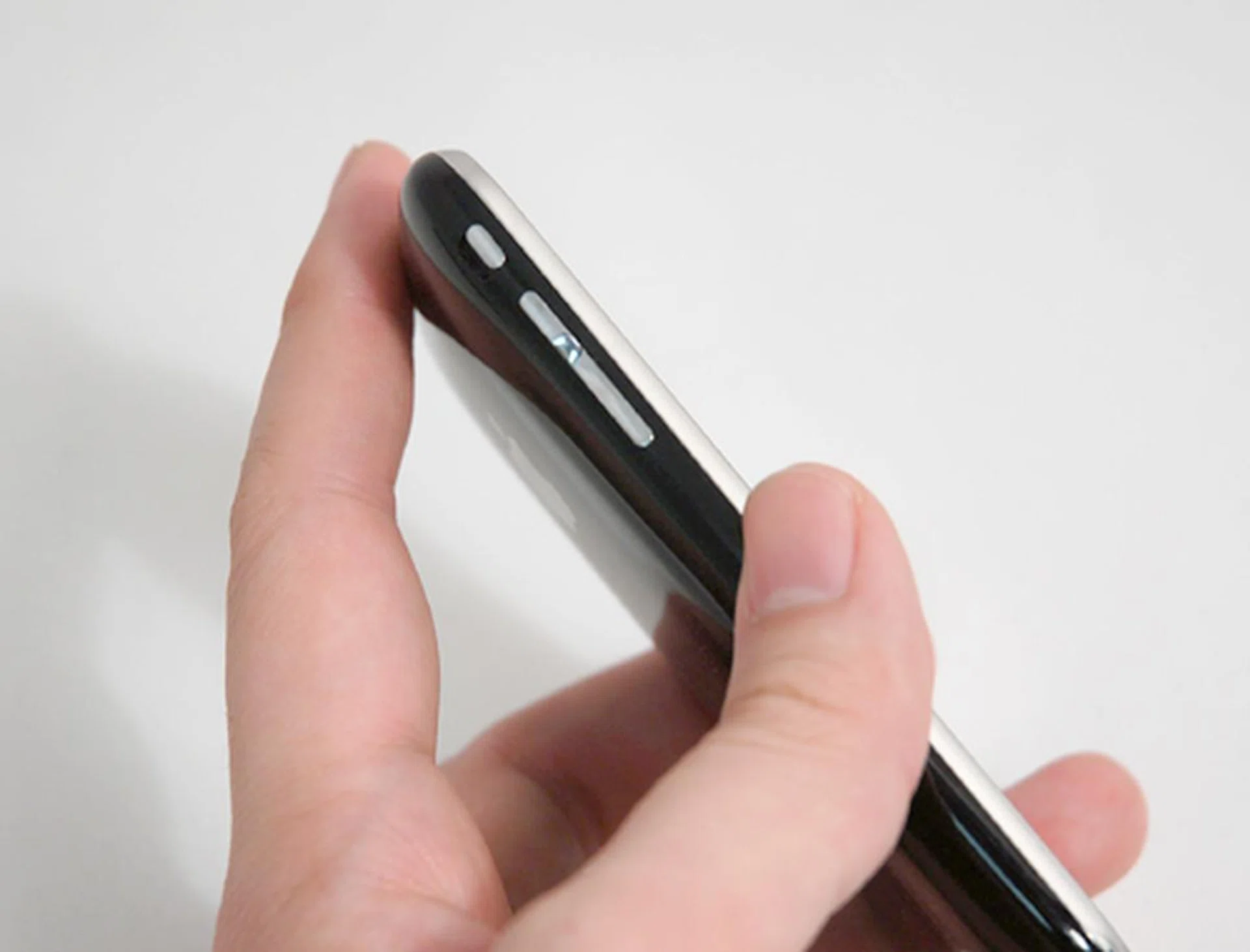 The volume control and the mute ringer button lay on the left profile with the ability to control them with one hand.