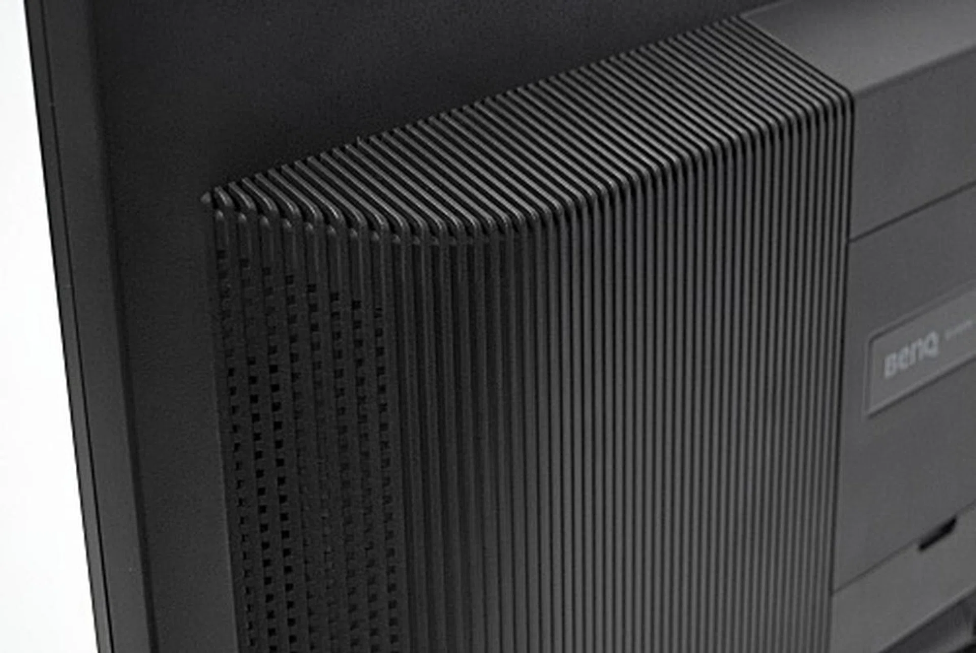 The ventilation slits of the G2400W are located at the top and sides of its rear profile.