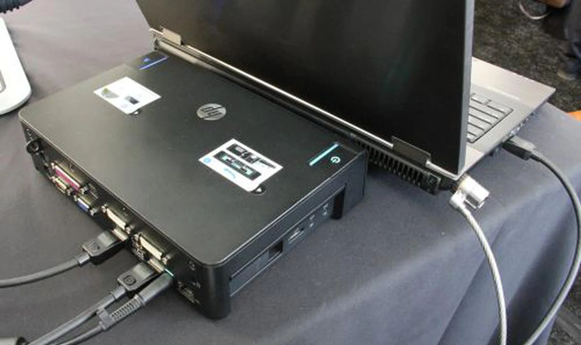 Here's a closer look at the dock which the 8740w is connected to. 