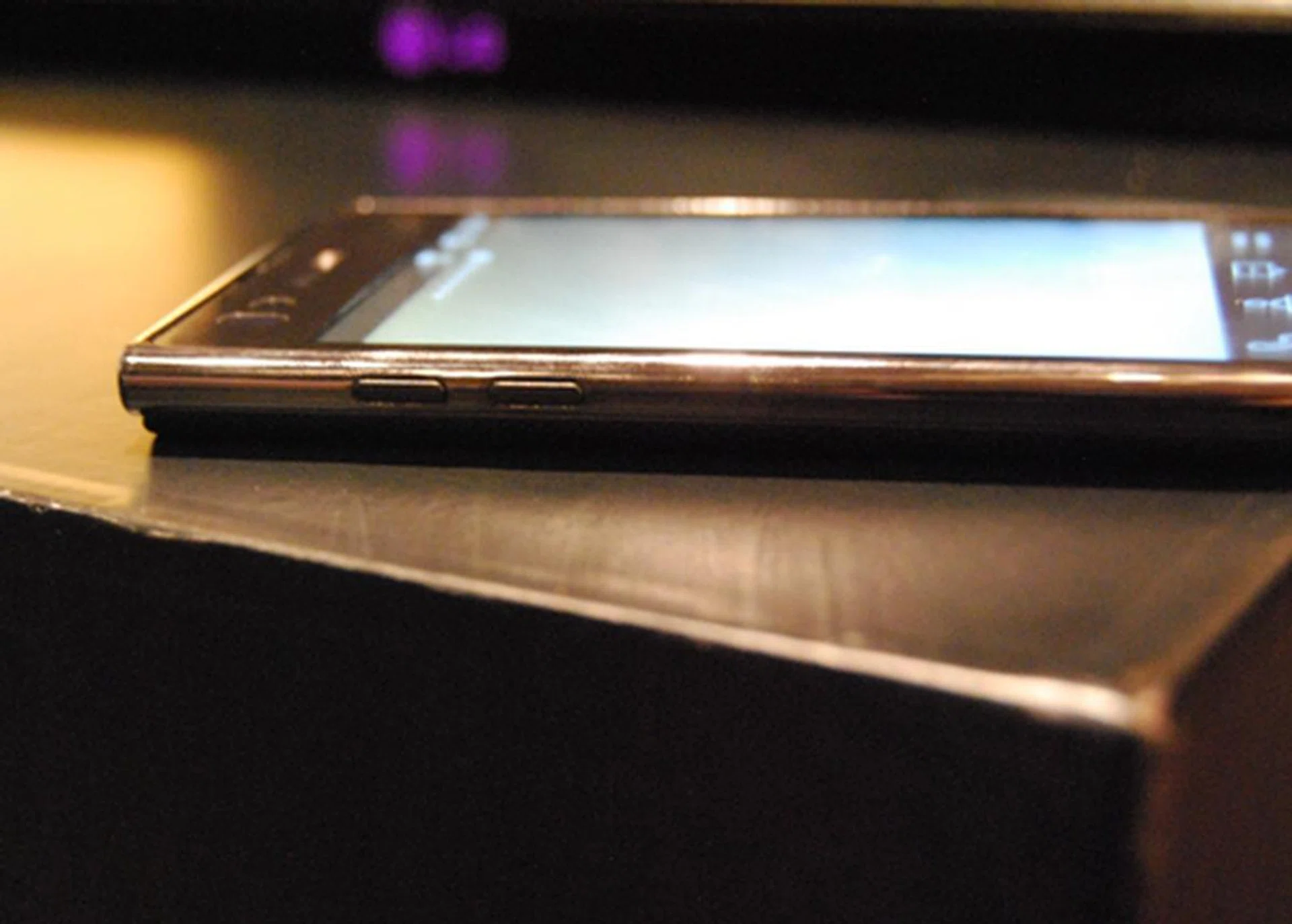 The volume controls are found on the left profile of the phone. Buttons are a tad too flat for our liking but this isn't too much of a problem. The right side is completely bare, accentuating the minimalist design philosophy that both LG and Prada chose to adopt.