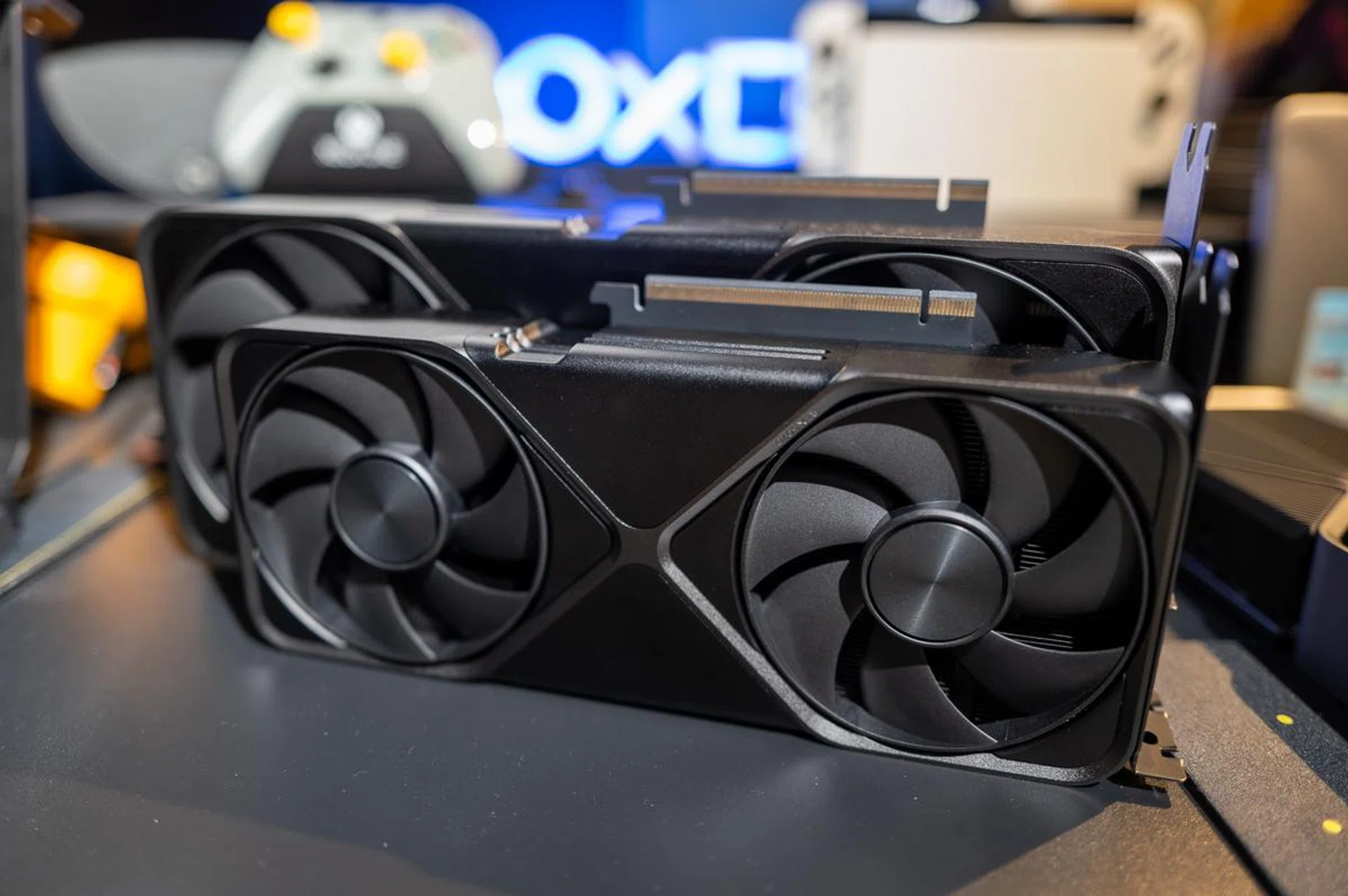 The RTX 5090 FE has shrunk compared to the RTX 4090 FE but is still much larger than the RTX 5070 FE. Image: HWZ