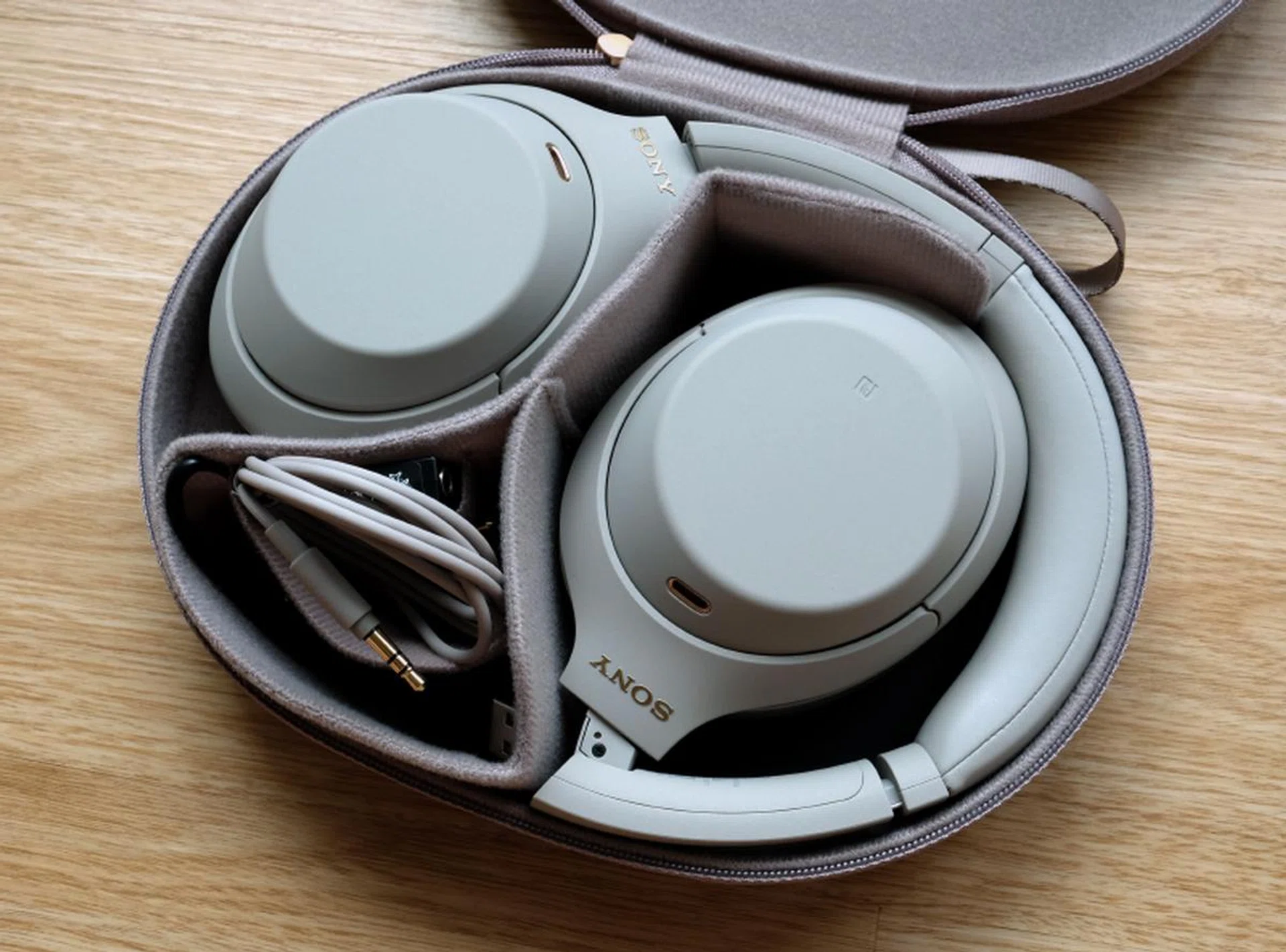 All the accessories fit neatly into the carrying case.
