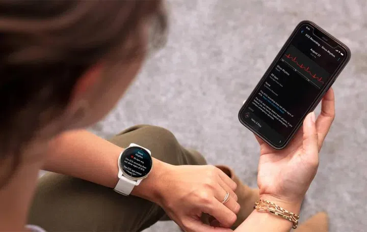 Using the ECG App feature in the Garmin Connect smartphone app and on a Garmin smartwatch.