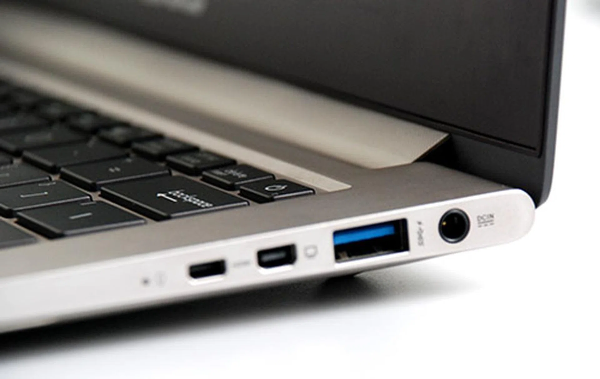 On the other hand, the right side  includes a micro-HDMI, mini-VGA and another USB 3.0 port.