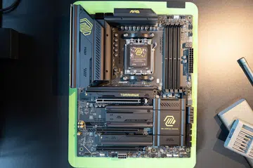 The X870 MAG Tomahawk WiFi is built to power the upcoming next-gen graphics cards from NVIDIA and AMD. Image: HWZ