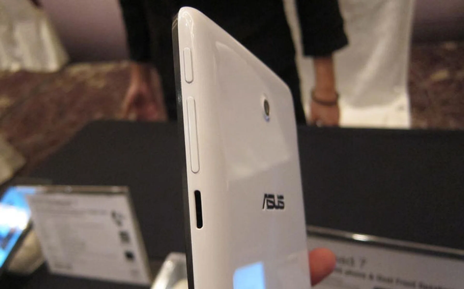The ASUS FonePad 7 with its plastic back, is more of a re-positioning than an upgrade to the original FonePad. 
