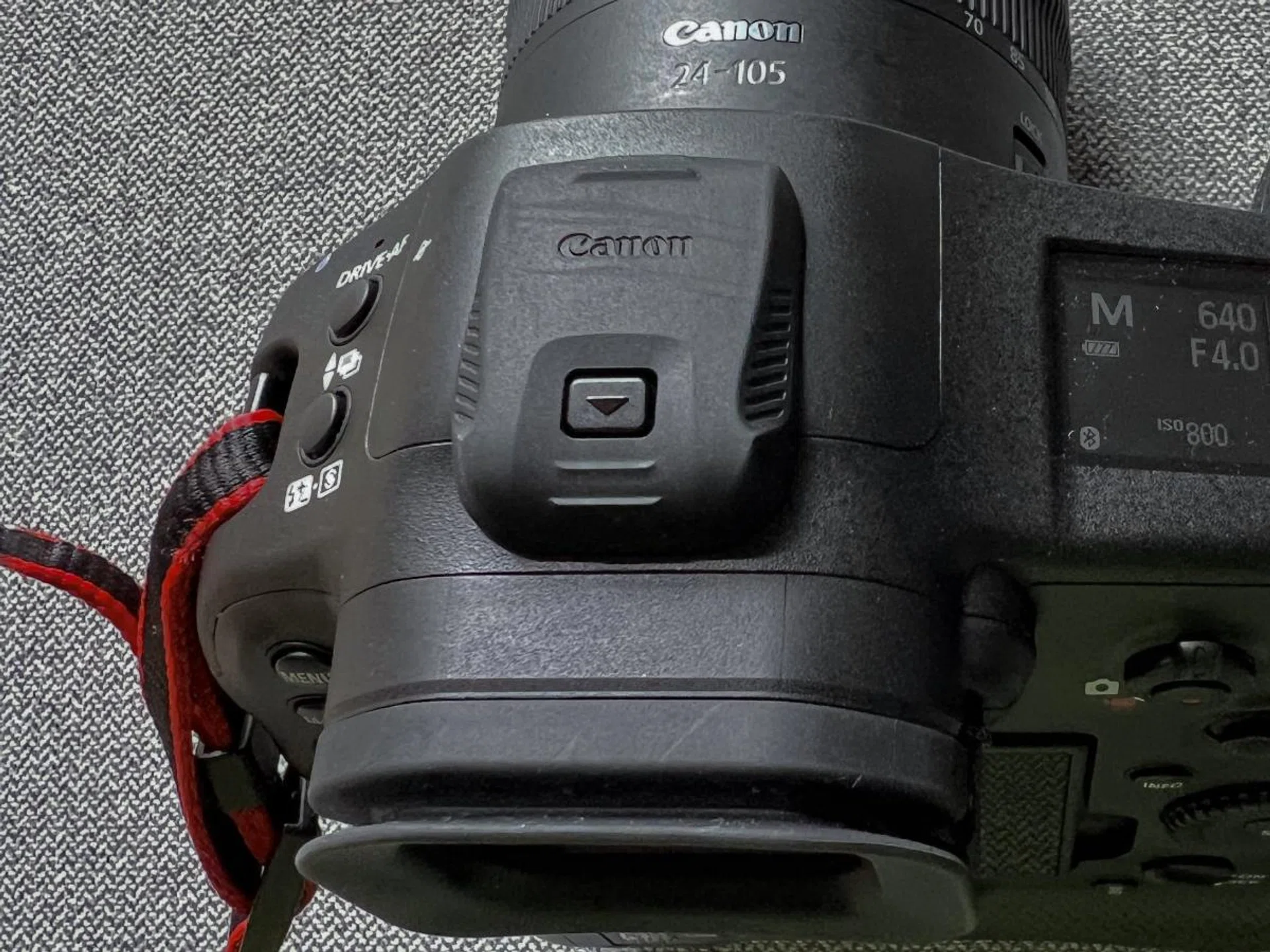 The hot shoe cover is extremely stubborn and difficult to remove. Photo: HWZ