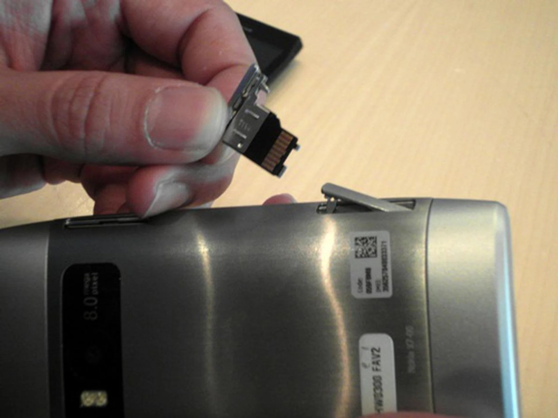 The X7 comes with a unique way to remove your MicroSD or SIM cards - simply push in the slot cover on one end to dislodge it and easily pry the card out.