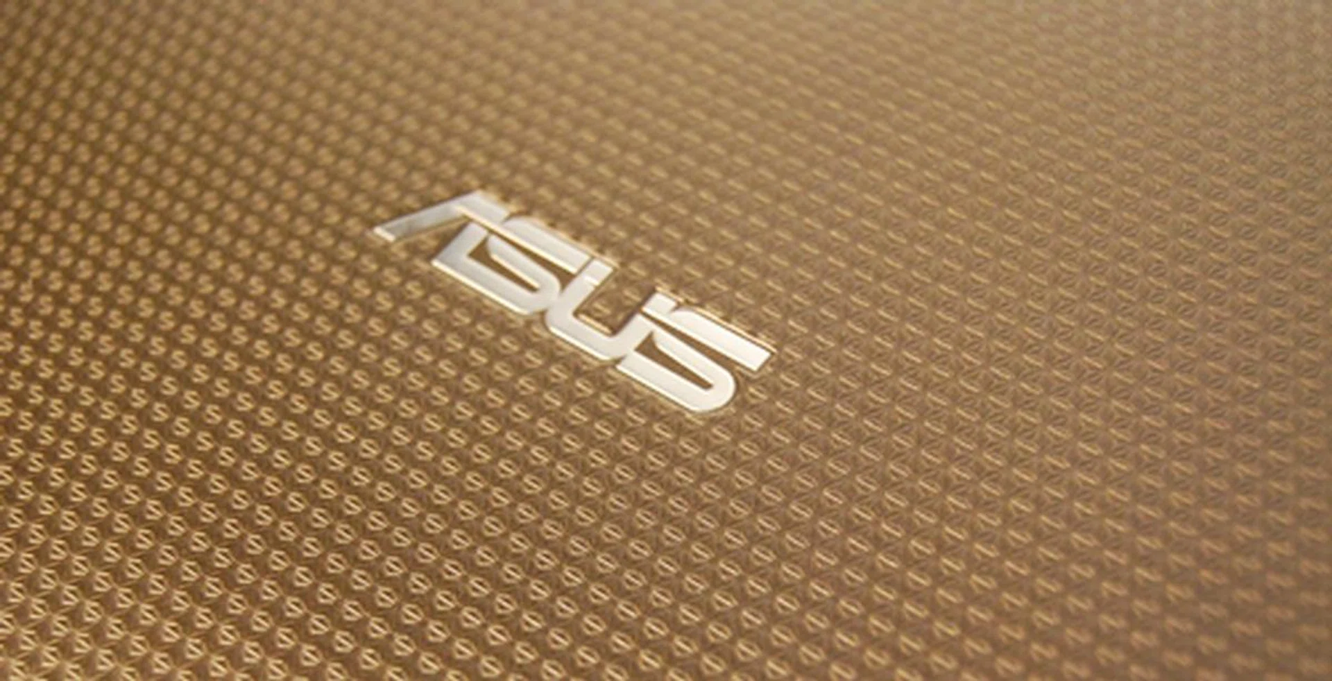 The ASUS Eee Pad Transformer comes with a unique textured back, which helps to have a better grip of the tablet when holding it.