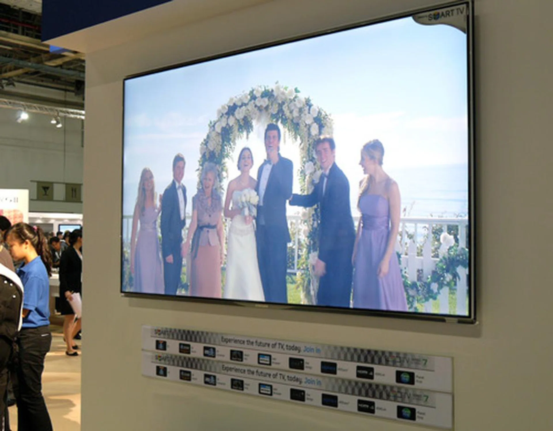 The fourth generation D7000 series boasts of a 5mm slim bezel framed by Samsung's semi-transparent Crystal design. The 3D-capable Series 7 will ship with Samsung's CMR 800Hz refresh rates, a HD digital tuner, and of course, the Smart Hub platform. The D7000 will be made available in 40, 46 and 55 inches.