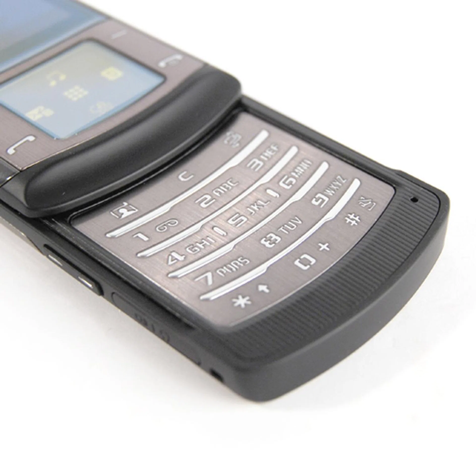 Flat as it may be, the numeric keypad is surprisingly easy on the fingers and gives a very good tactile feel to long text input. More importantly, the larger spacing between each keys prevents accidental double tapping, thus increasing the speed and accuracy of your text messages.