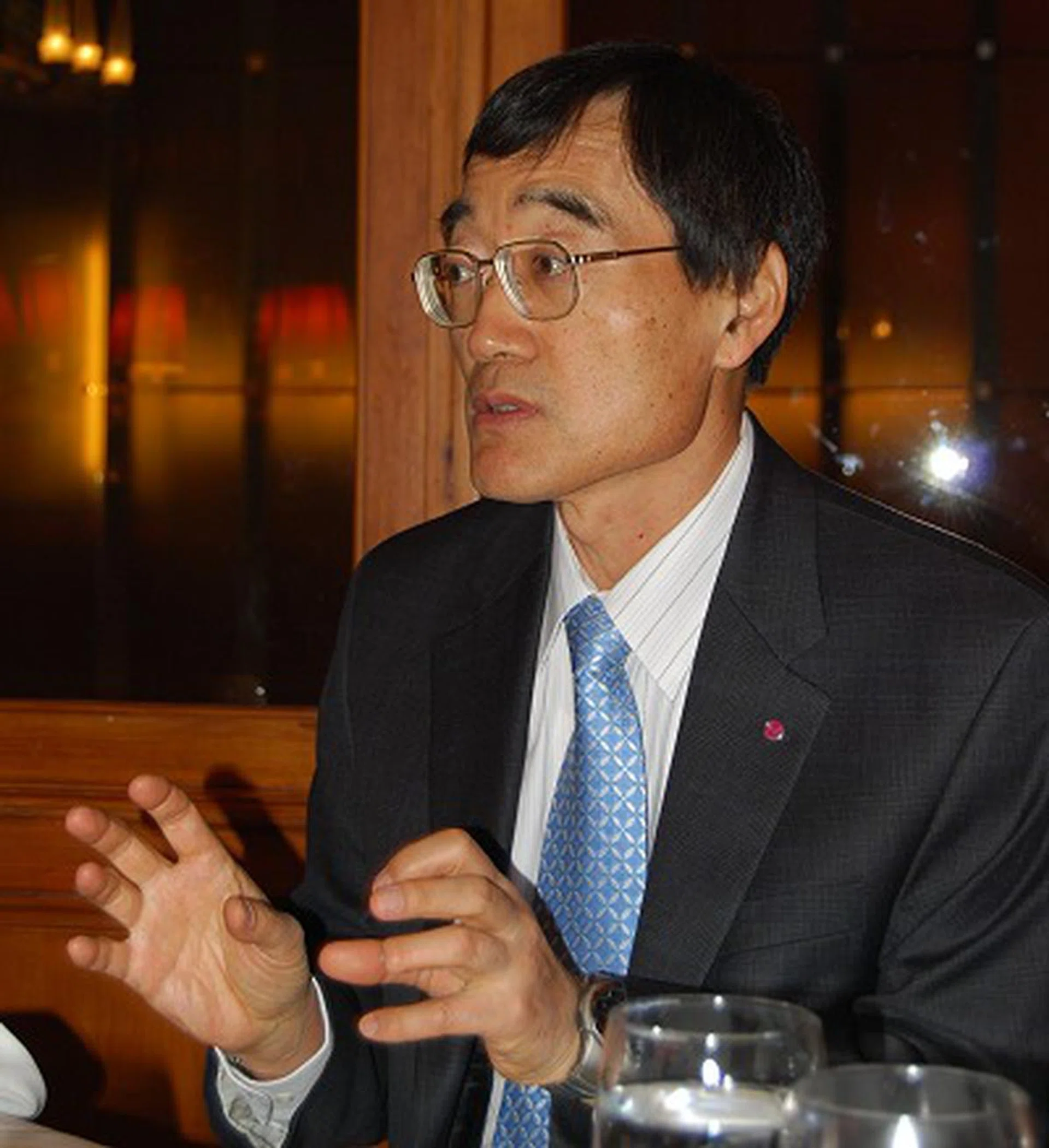Dr. Paik eagerly exchanged views with us on LG's TV strategy as well as how the industry is evolving.